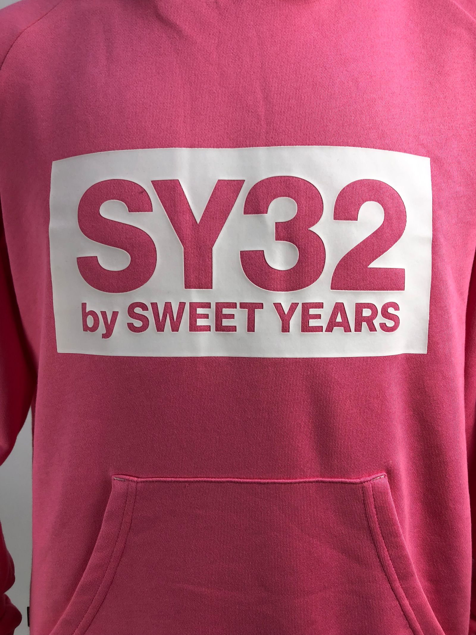 SY32 by SWEET YEARS - 蛍光色 ボックスロゴ パーカー / FLASH COLOR