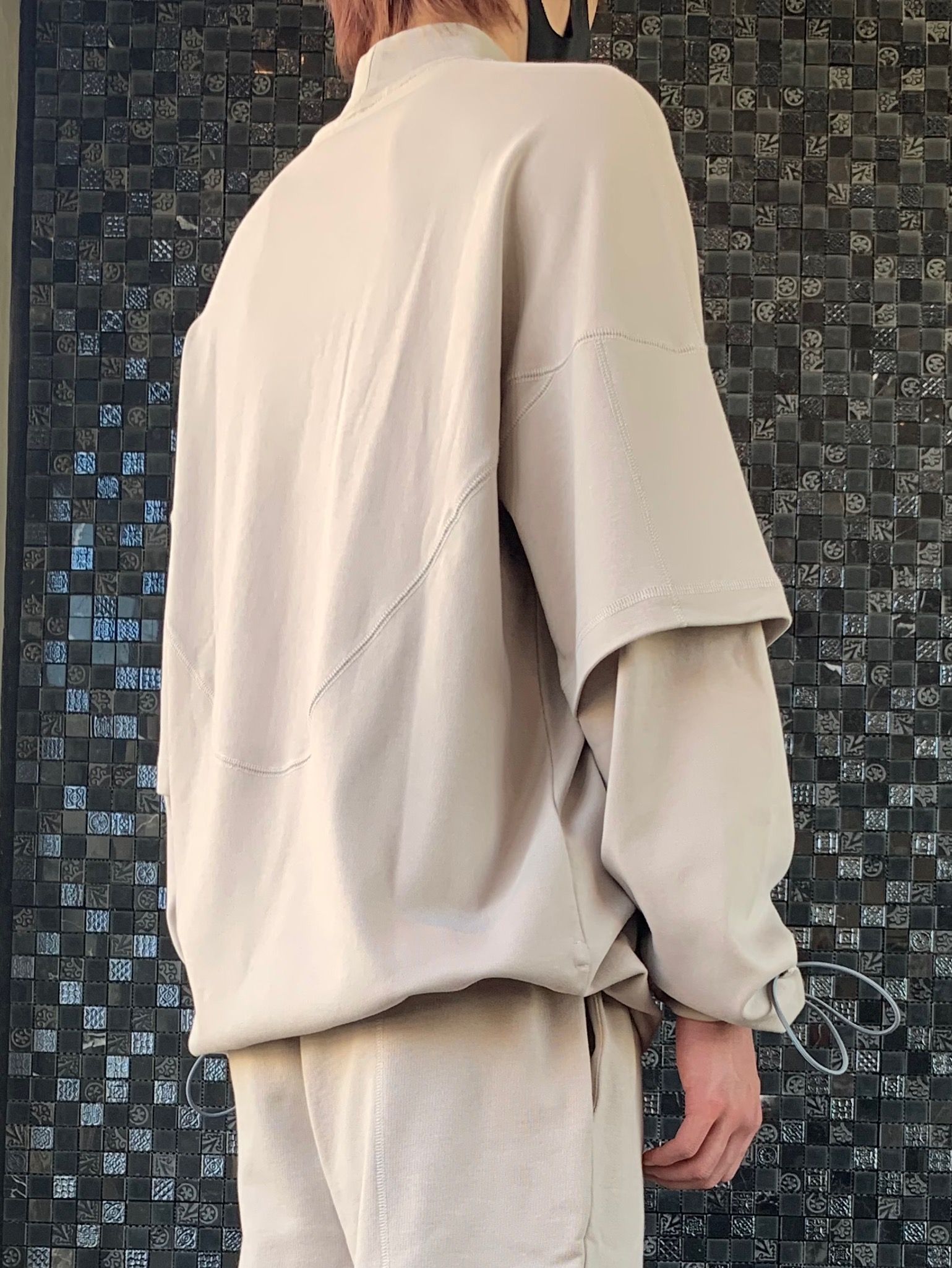 オーバーサイズ レイヤード ロングTシャツ / INETRLOCK CEMENT OVERSIZED DOUBLE SLEEVE T-SHIRT / ベージュ × ホワイト