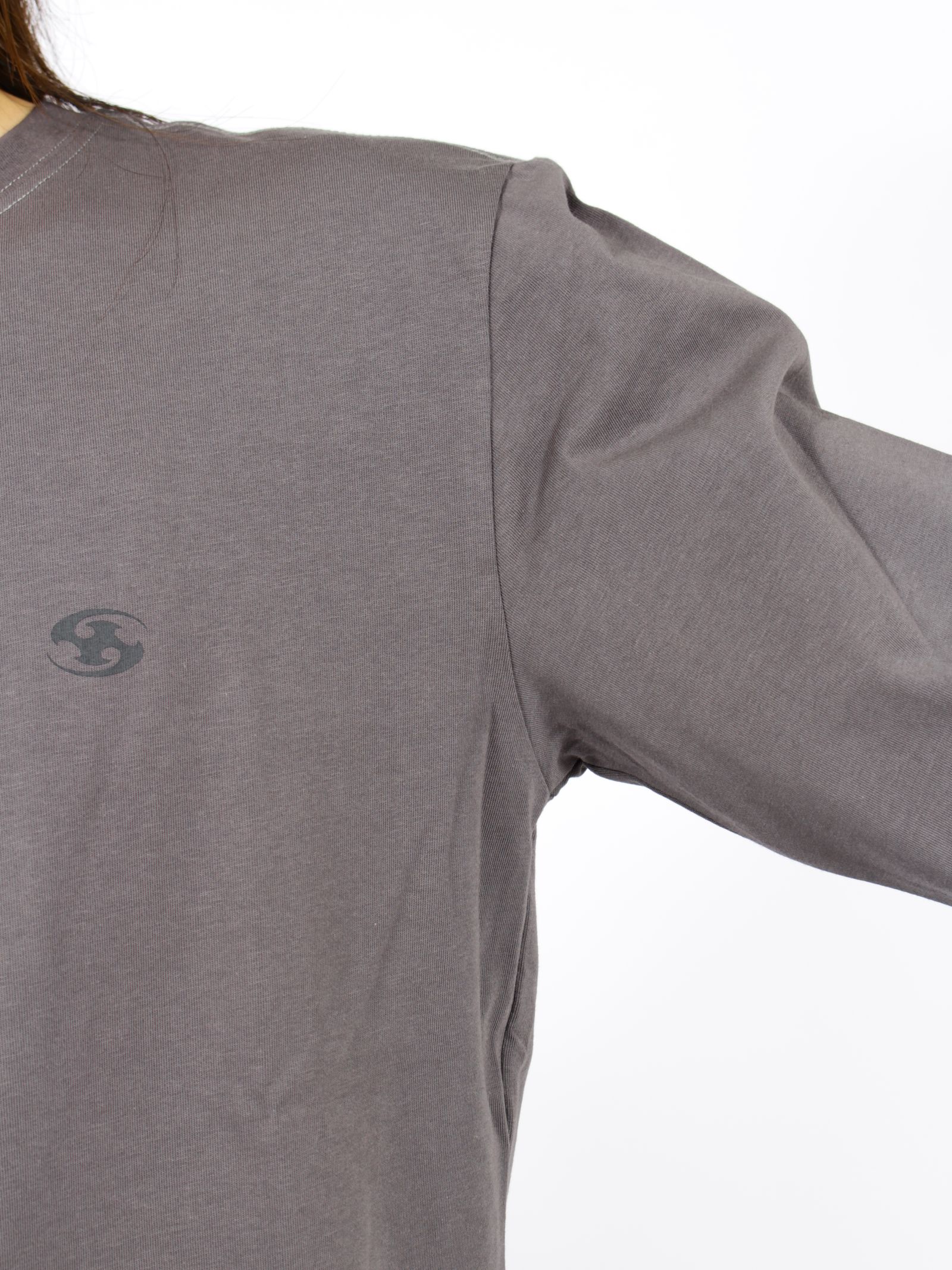 【26AW】ロゴ ロング スリーブ ロンT / LOGO LONG SLEEVE / チャコール
