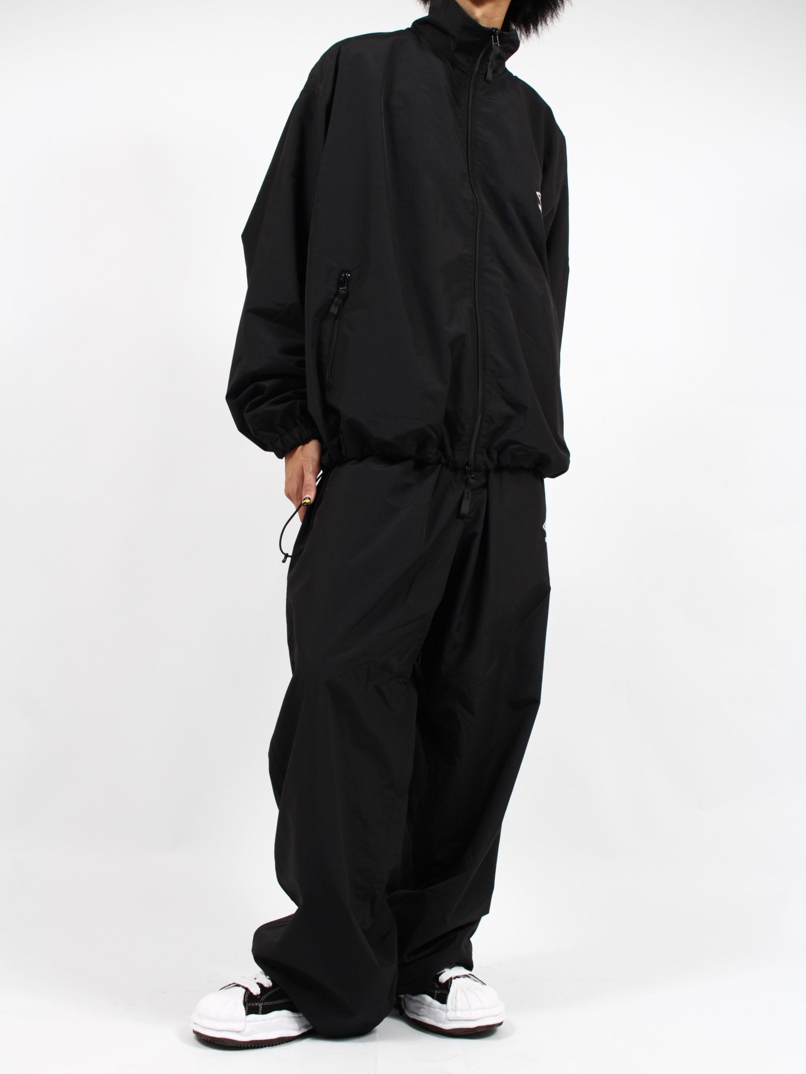 BASICKS - 【24AW】アンブロコラボ トラックジャケット & トラックパンツ / X UMBRO NYLON TRACK JACKET & X  UMBRO NYLON TRACK TROUSER / ブラック | STORY