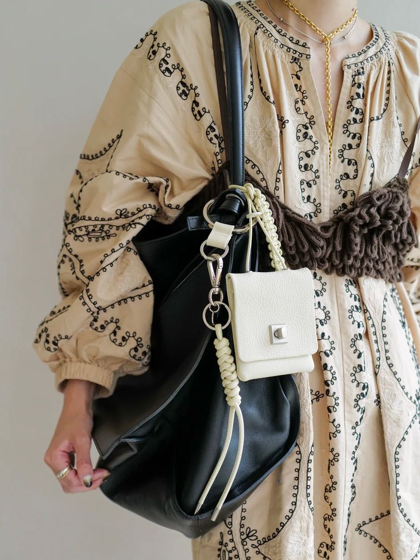 クリスティー スネークノット チャーム / CRISTY SNAKEKNOT CHARM STCOW / アイボリー