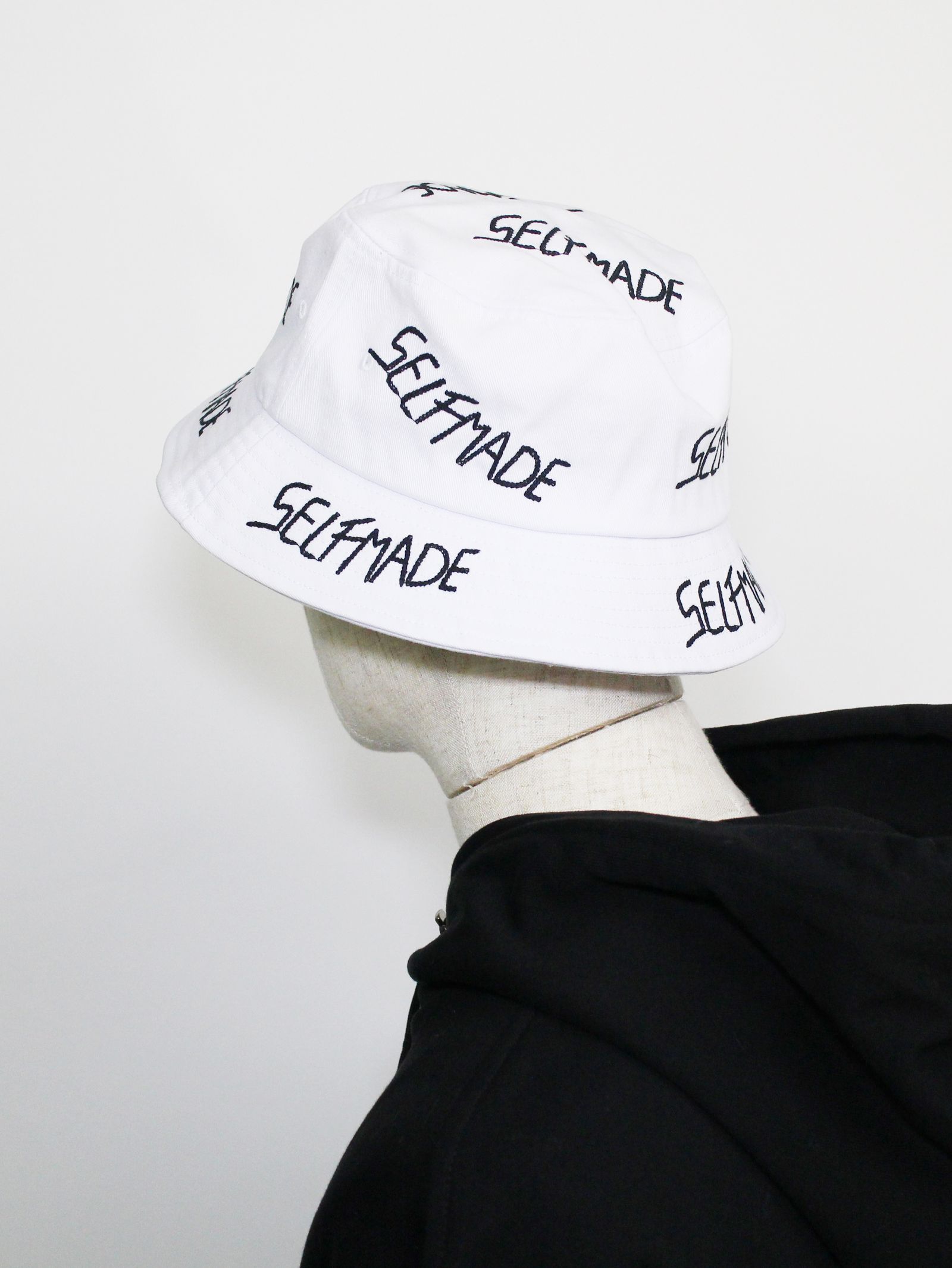 総ロゴ刺繍 バケットハット / ICONIC BUCKET HAT / ホワイト × ブラック