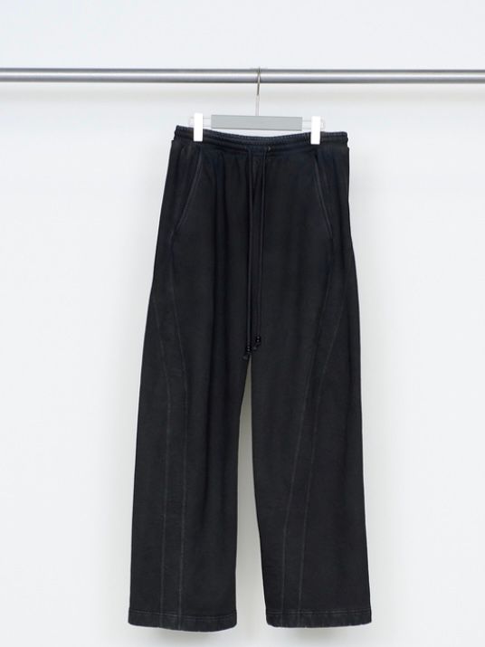 【26AW】 3D ツイステッド ラウンジ パンツ スウェット パンツ / 3D TWISTED LOUNGE PANTS / FADED BLACK(ブラック)