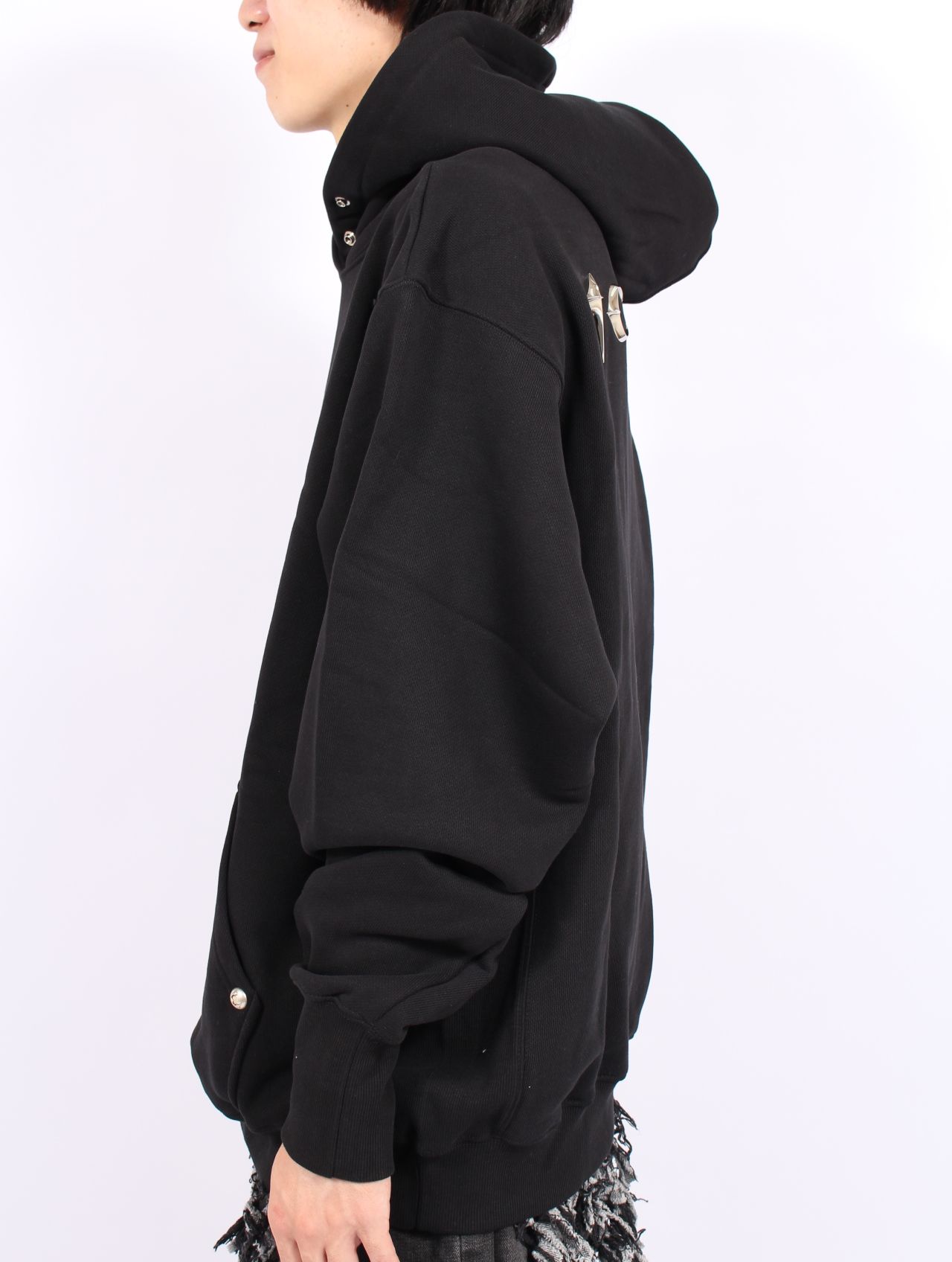 【25AW】アーマー フーディー TCロゴ スタッズ パーカー / ARMOR HOODIE / ブラック