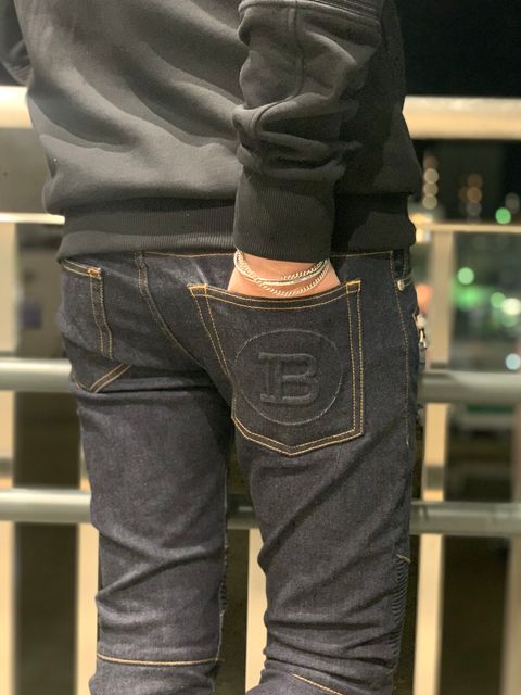 同系色でスタイリッシュに!BALMAINのアイテムを使用したコーディネート!