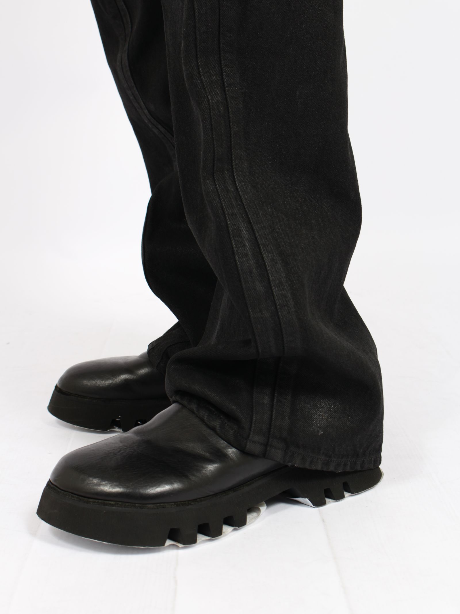 【26AW】3D ツイステッド ジーンズ デニム パンツ コーティング加工 / 3D TWISTED JEANS / LUSTER COATED BLACK(ブラック)