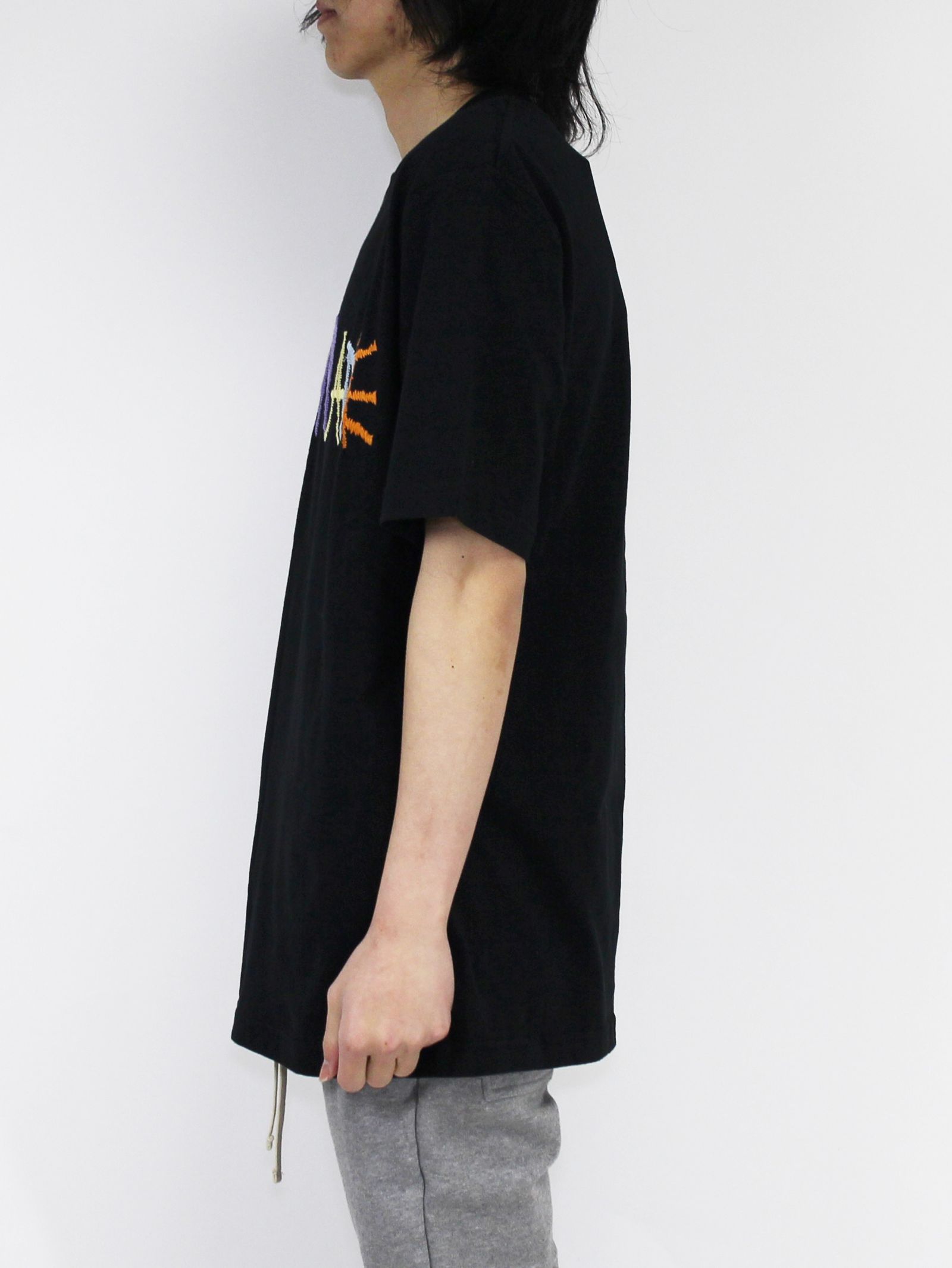 刺繍ロゴ Tシャツ / BLACK T-SHIRT WITH MULTICOLOR LOGO / ブラック × マルチ