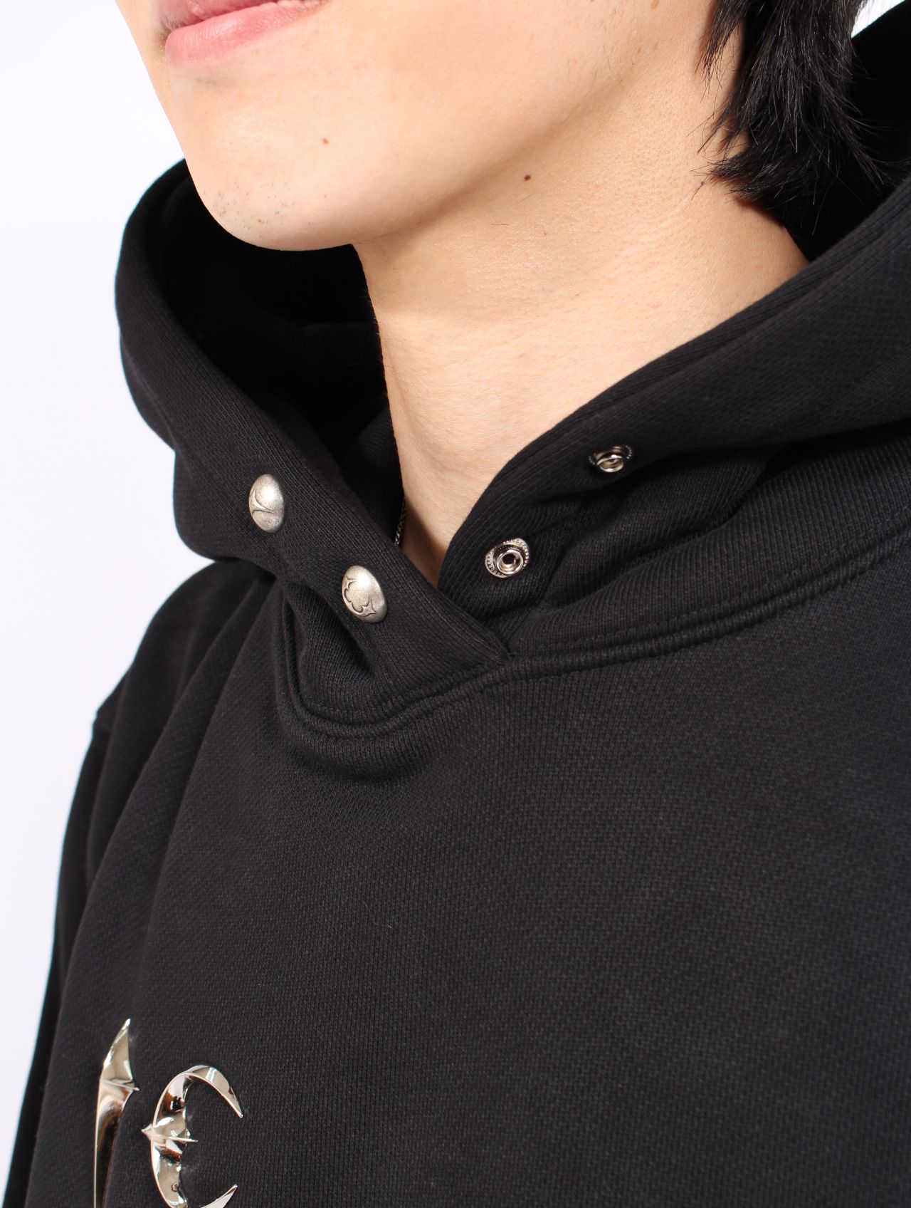 【25AW】アーマー フーディー TCロゴ スタッズ パーカー / ARMOR HOODIE / ブラック