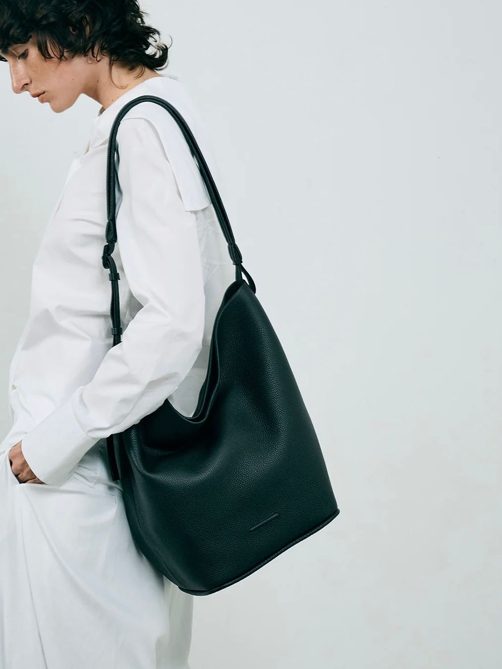 エッセンシャル デイリー レザー ホーボー ミディアム ショルダーバック / ESSENTIAL DAYILY LEATHER HOBO MEDIUM / ブラック