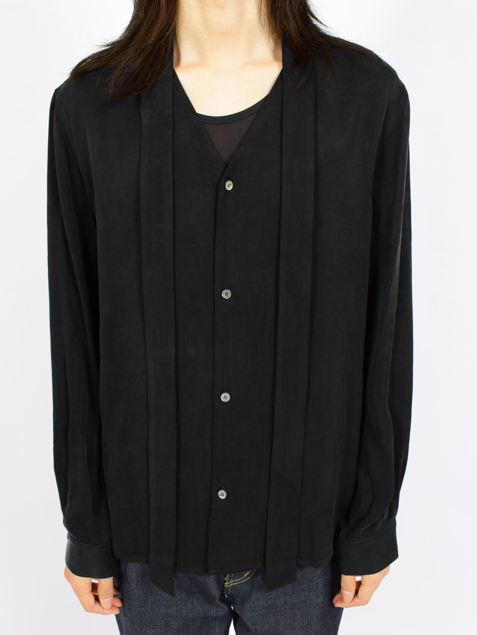 【26AW】Vネック ボウタイ ブラウス 長袖 シャツ / V-NECK BOW TIE BLOUSE .16 / NOIR(ブラック)