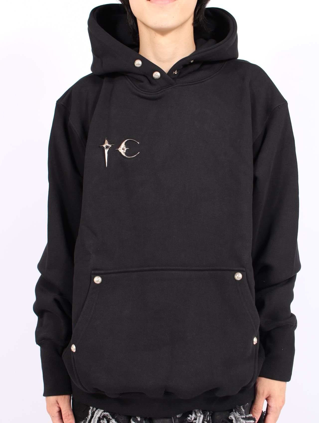 【25AW】アーマー フーディー TCロゴ スタッズ パーカー / ARMOR HOODIE / ブラック