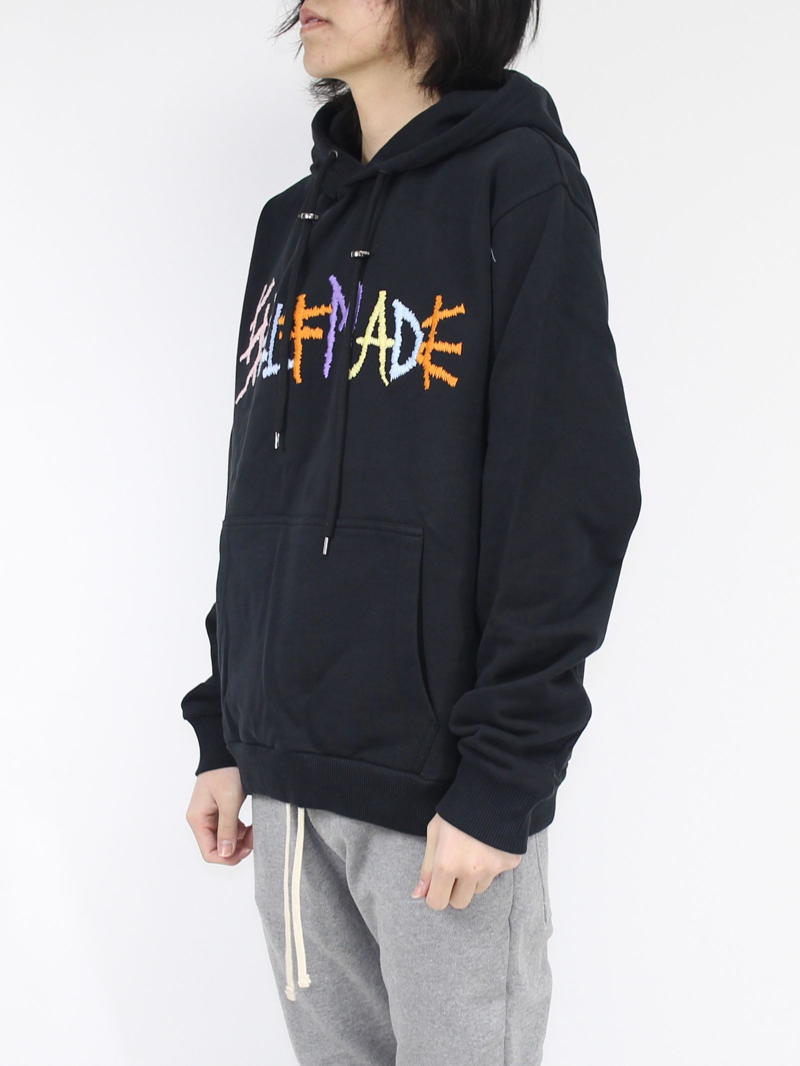 刺繍ロゴ フーディー / BLACK HOODIE WITH MULTICOLOR LOGO / ブラック × マルチ