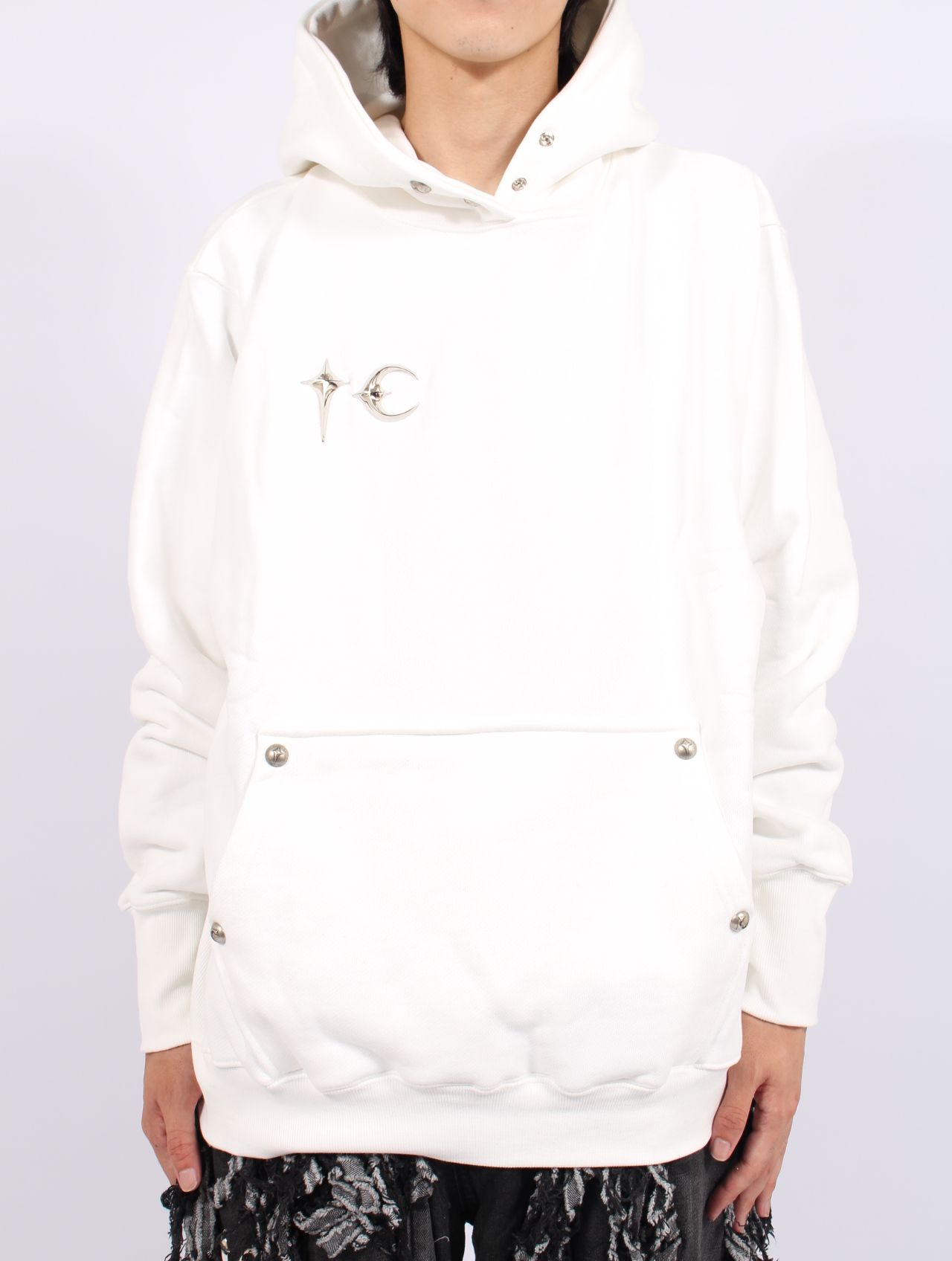 【25AW】アーマー フーディー TCロゴ スタッズ パーカー / ARMOR HOODIE / ホワイト