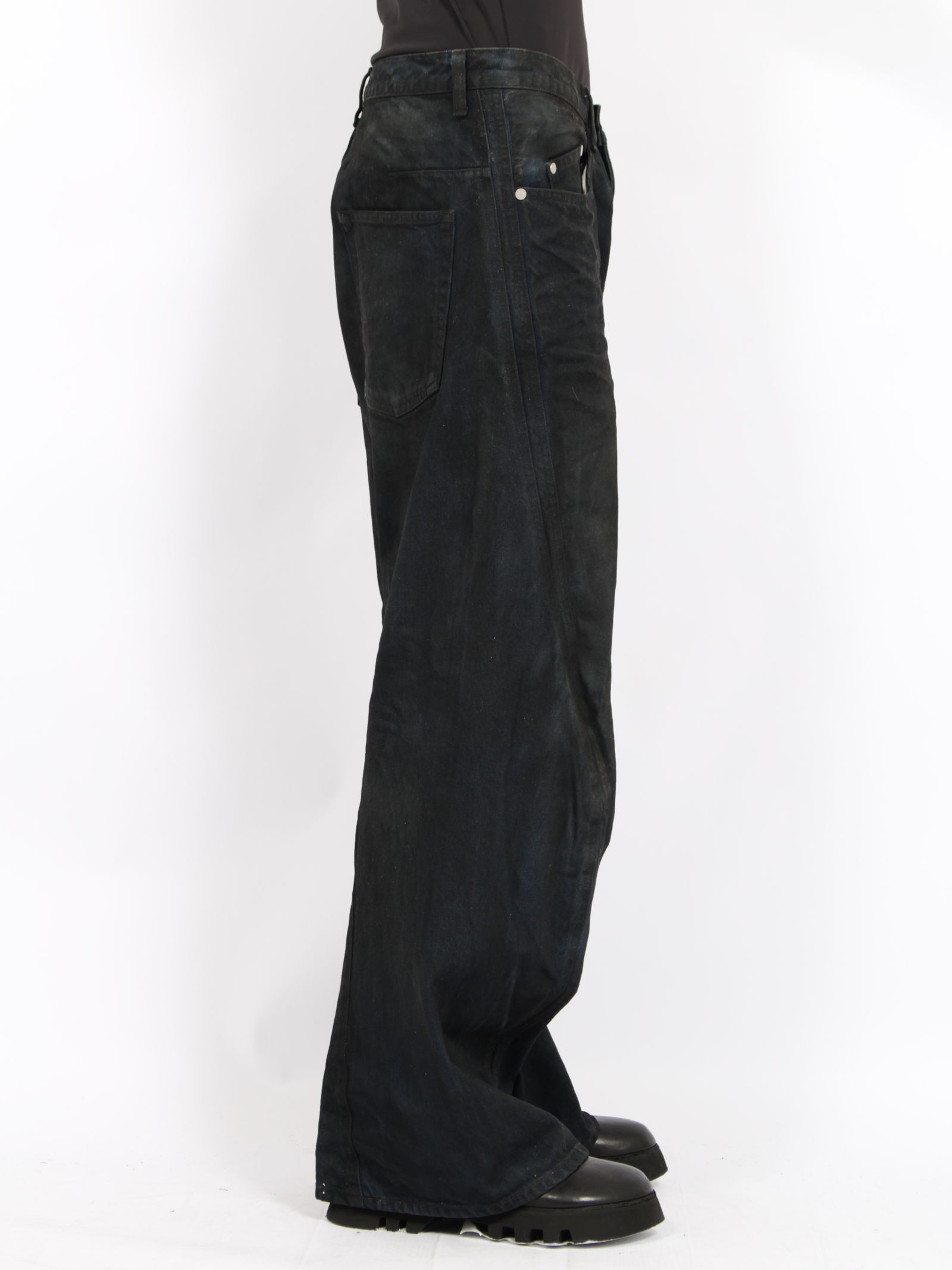 【26AW】3D ツイステッド ワイド レッグ ジーンズ デニム パンツ コーティング加工 / 3D TWISTED WIDE LEG JEANS / LUSTER COATED INDIGO(インディゴ)