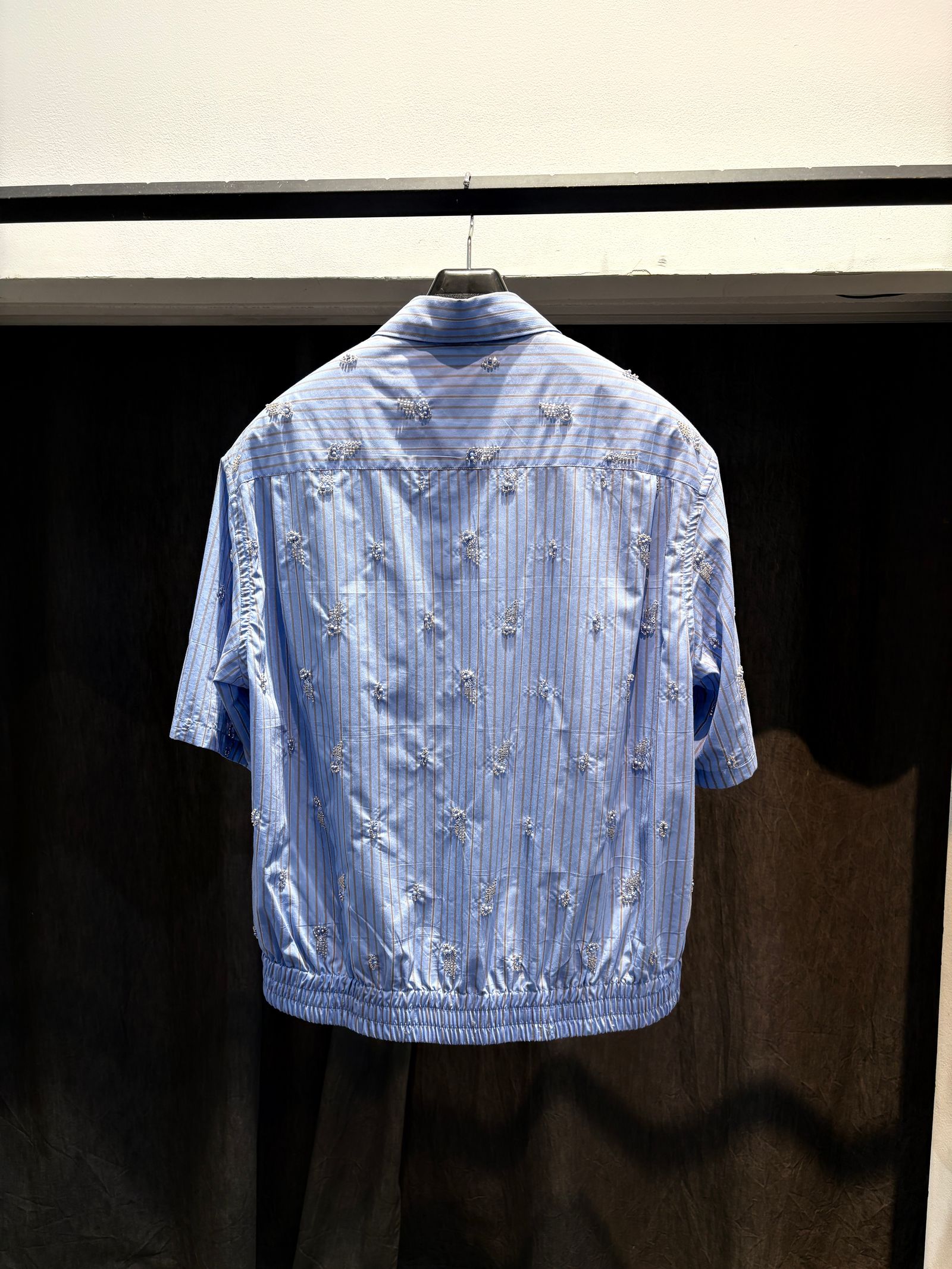 【27SS】オールオーバー エンブロイダード ストライプ シャツ ビーズ刺繍 半袖 シャツ / ALL-OVER EMBROIDERED STRIPE SHIRT / ブルー