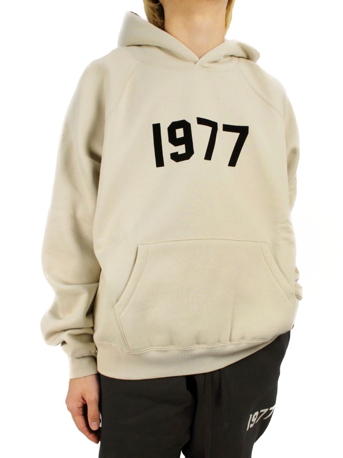 ESSENTIALS - 1977 パーカー / 1977 HOODIE / ウィート | STORY