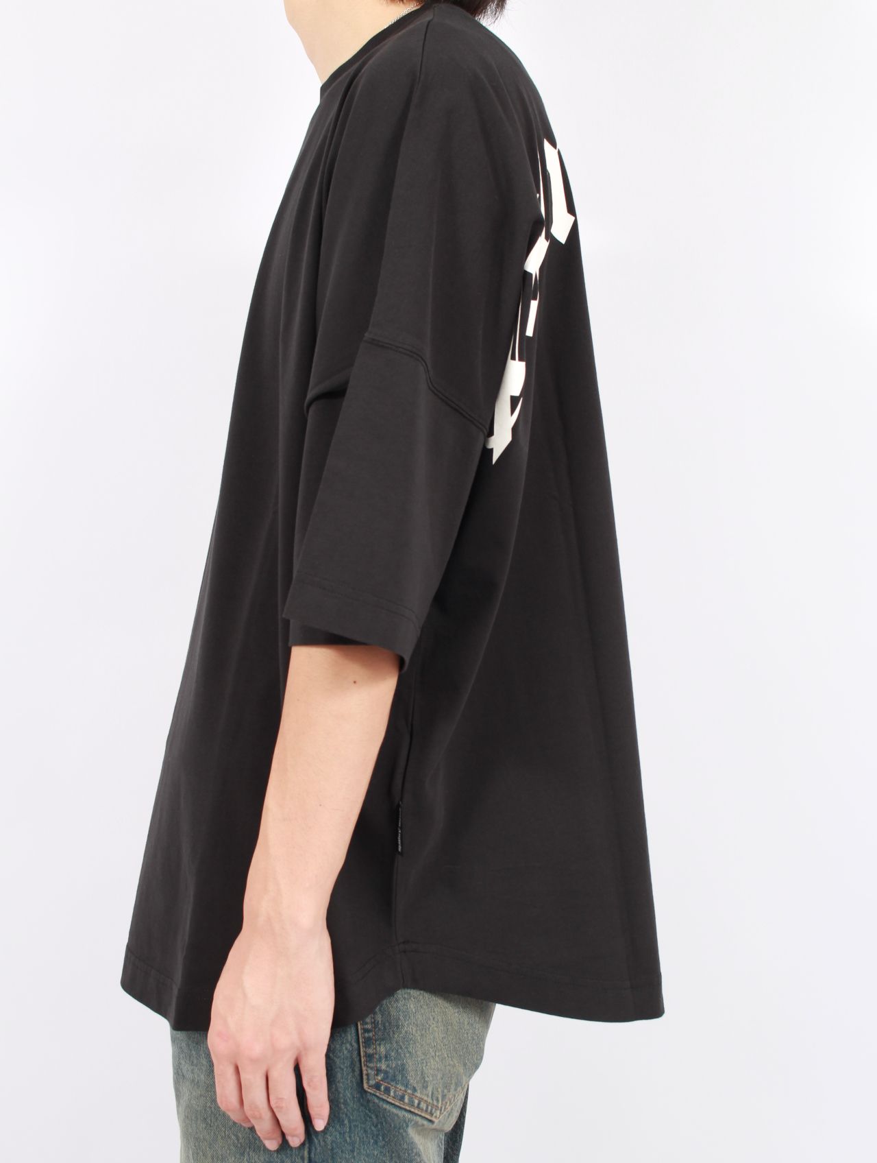 【25AW】定番 バック カーブロゴ オーバー 半袖 Tシャツ / BACK CURVED LOGO OVER TEE / ブラック×ホワイト
