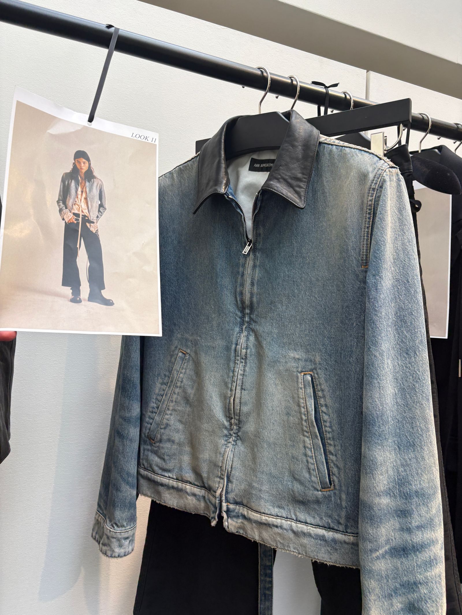【27SS】トイヴォスリムフィット ジップアップブルゾン デニム スタンドカラーブルゾン ドリズラー / TOIVO SLIM FIT ZIPPED BLOUSON WITH LEATHER CONTRAST COLLAR / スカイブルー