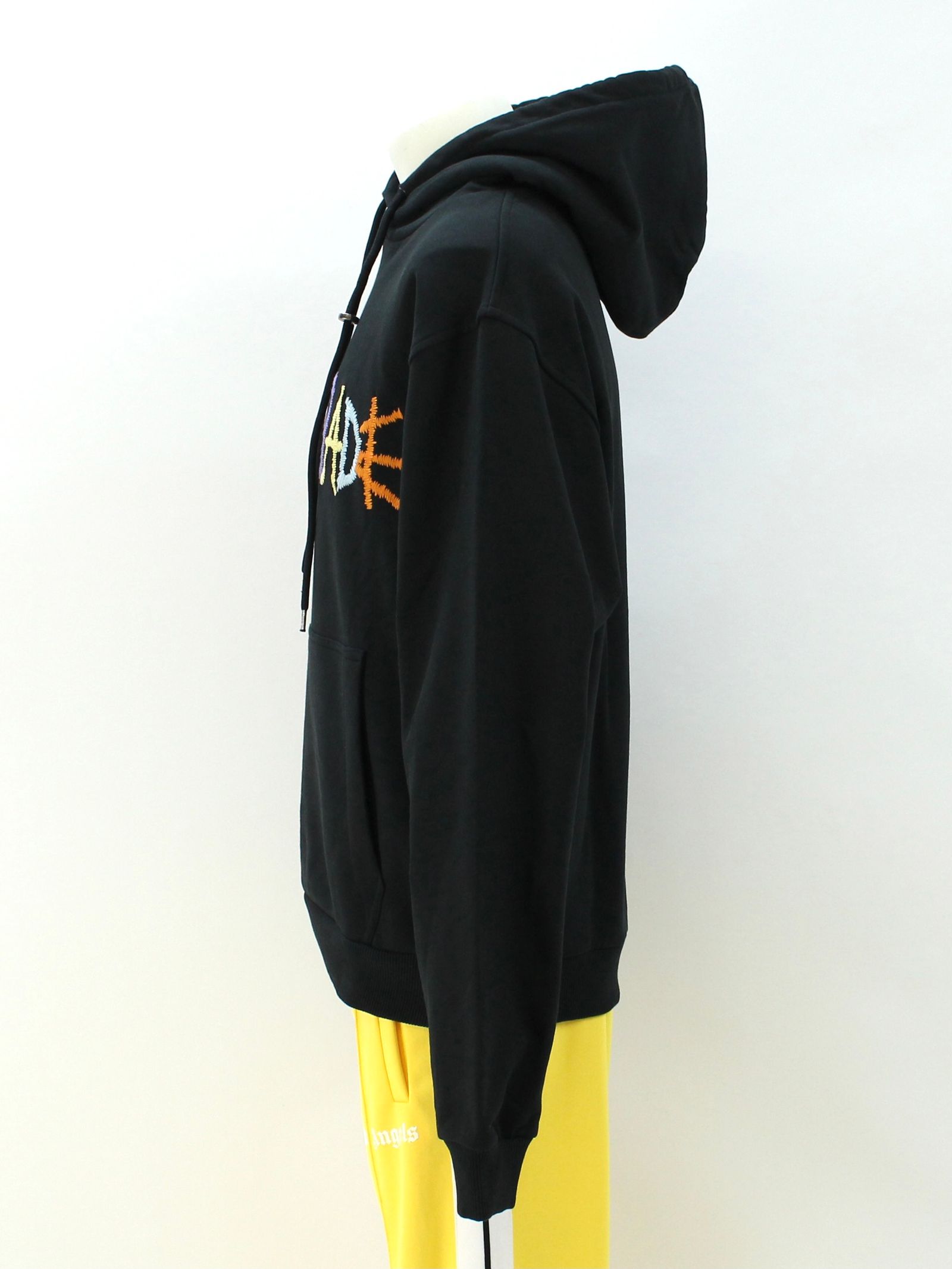刺繍ロゴ フーディー / BLACK HOODIE WITH MULTICOLOR LOGO / ブラック × マルチ