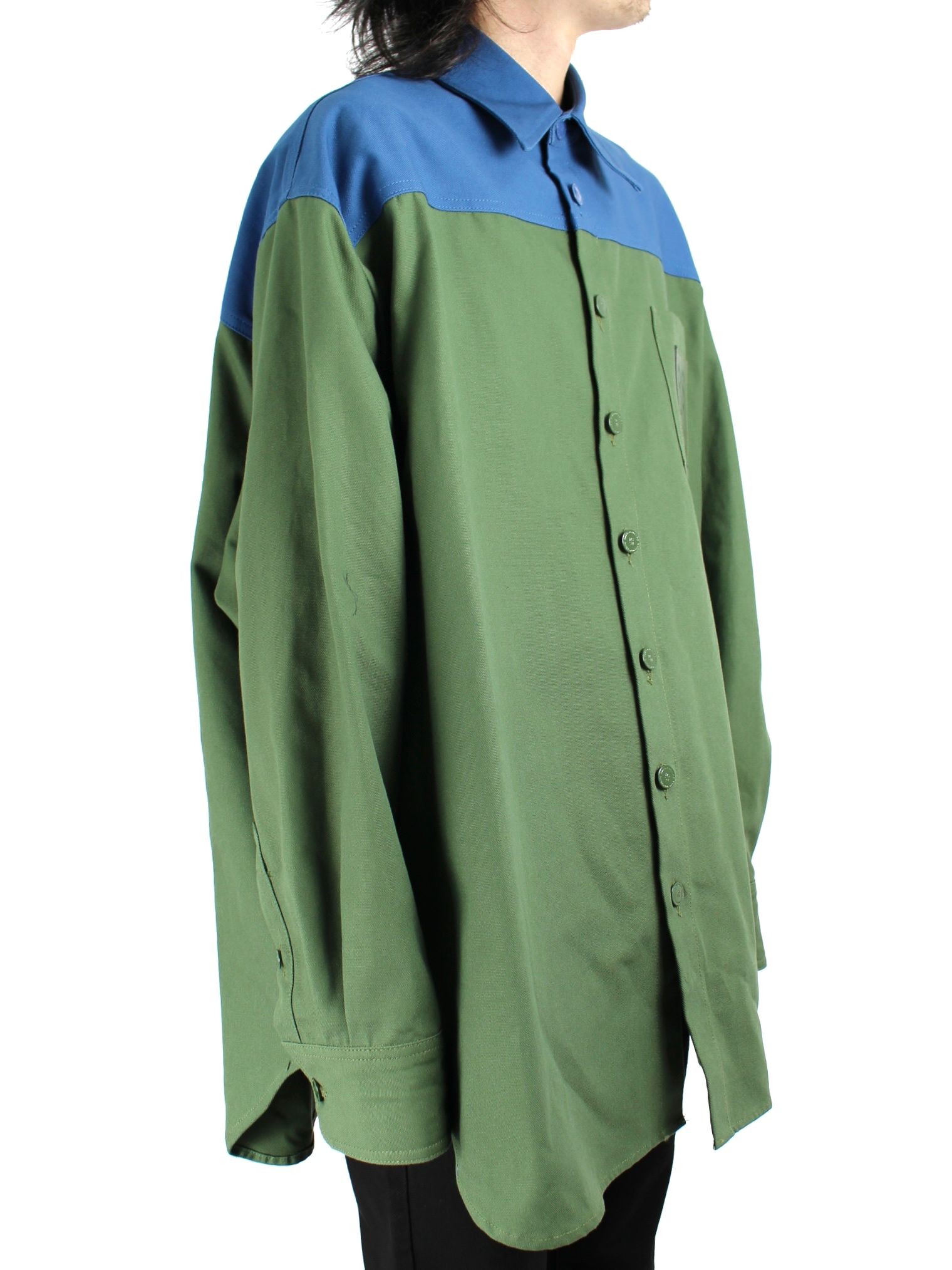 【22AW】ロゴパッチ Rピン ビッグフィット バイカラーデニムシャツ / Oversized bicolor denim shirt with R  pin in back / カーキ × ブルー - XS - カーキ×ブルー