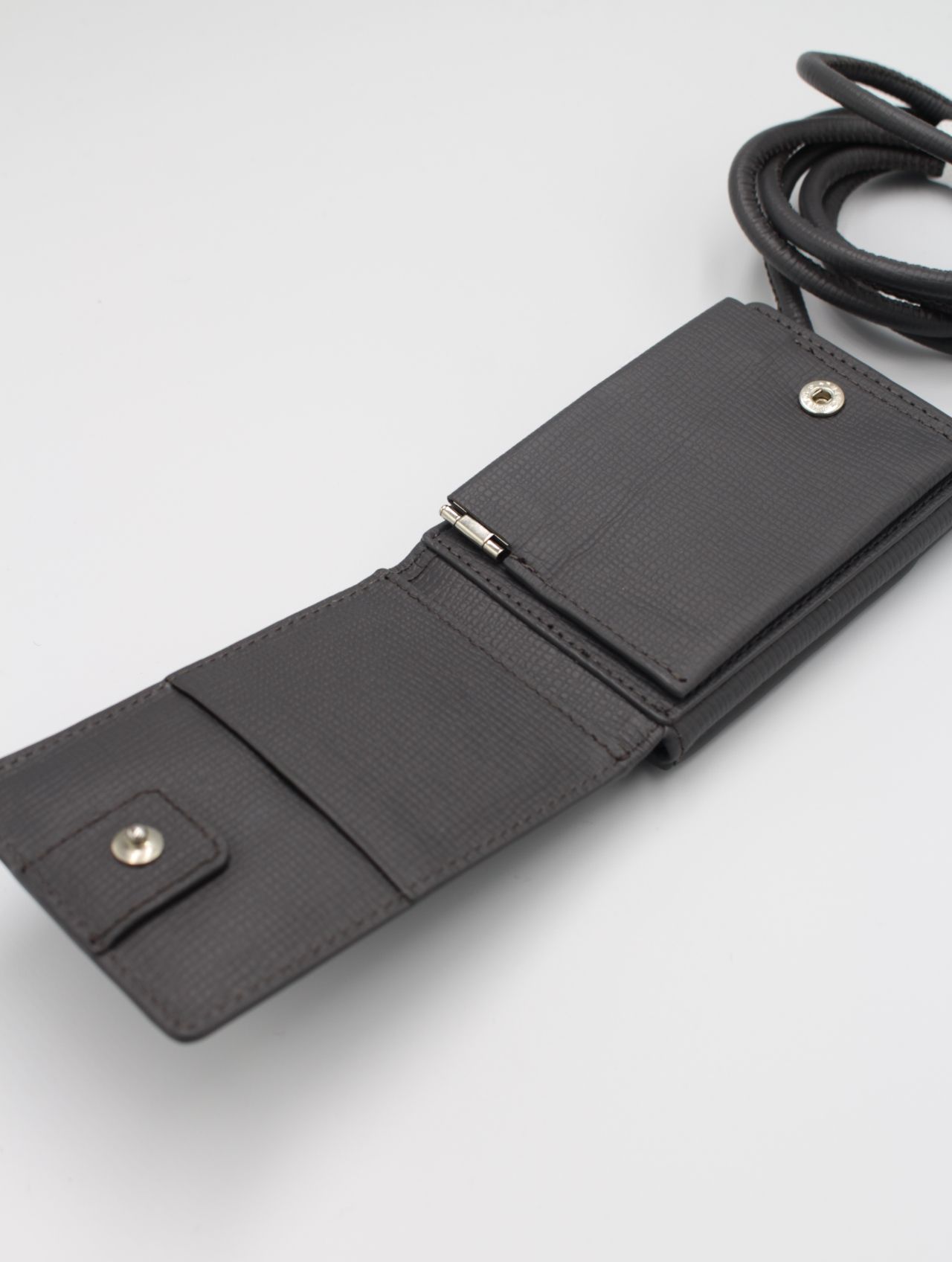 レザーストラップ付アイフォンアクセサリー ウォレット / STRAPPED ACCESSORY WALLET / グレー