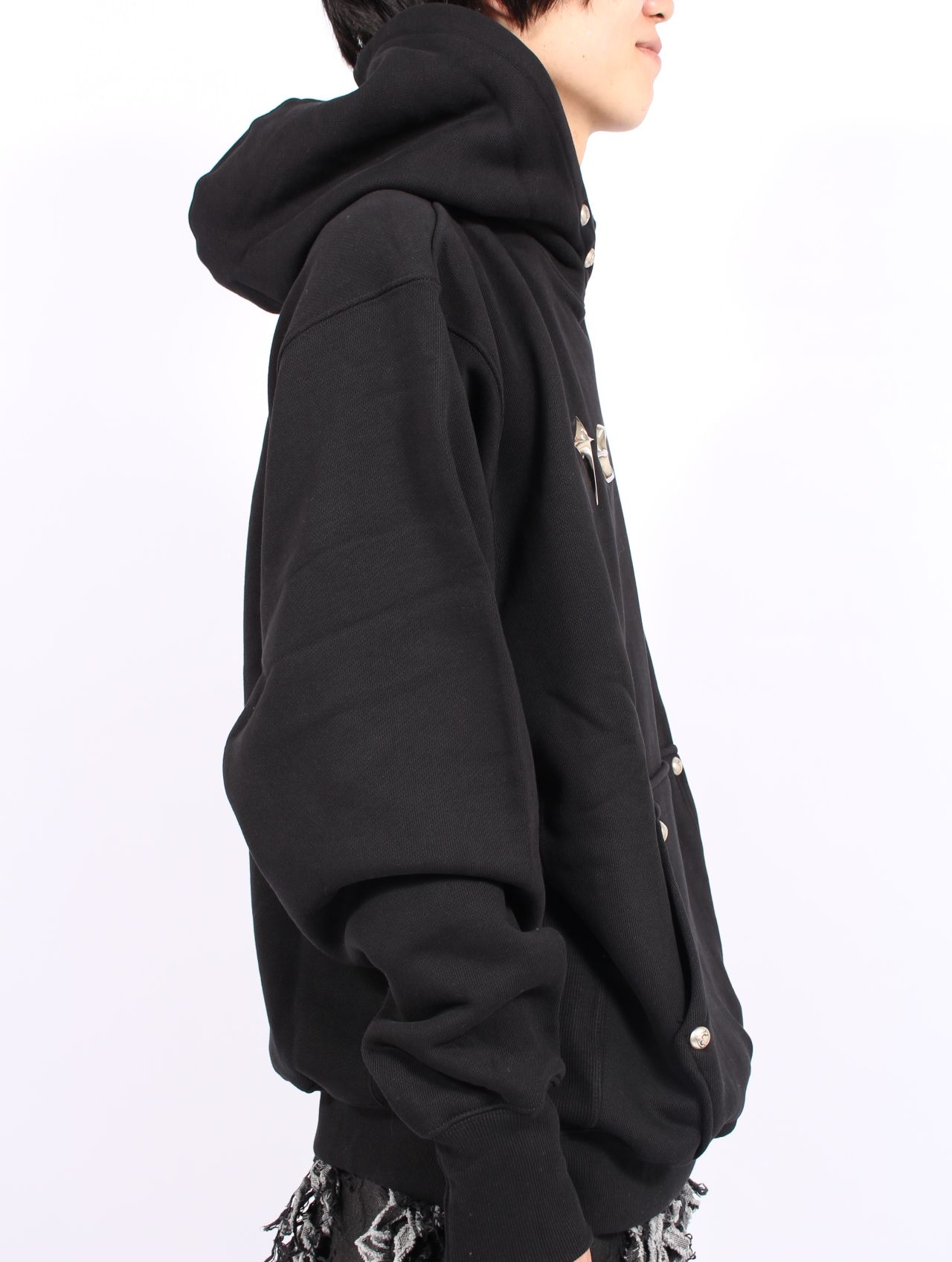 【25AW】アーマー フーディー TCロゴ スタッズ パーカー / ARMOR HOODIE / ブラック