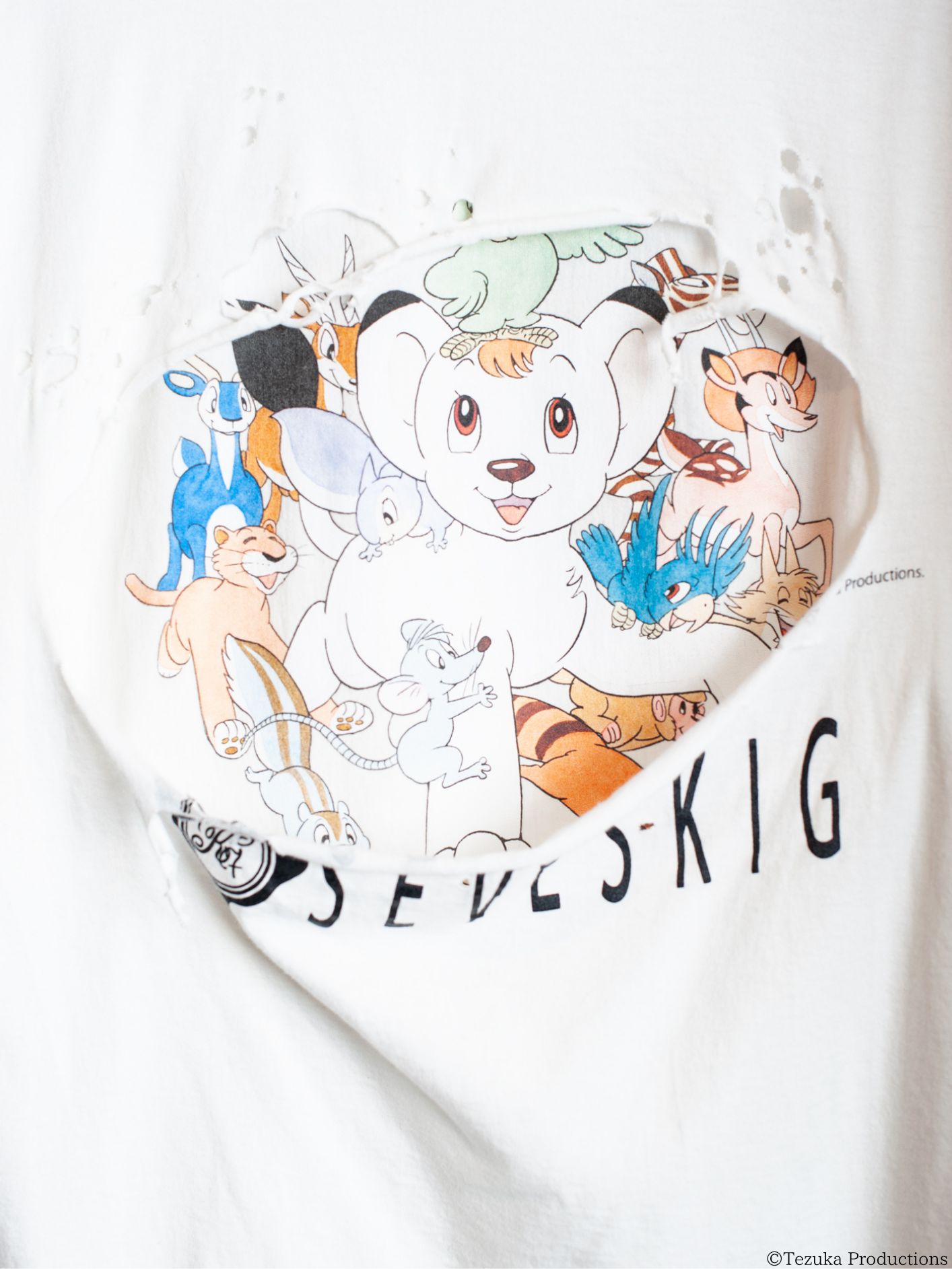 【25SS】ジャングル大帝 コラボ ダメージ加工 Tシャツ / SEVESKIG vs JUNGLE EMPEROR LEO S/SL Damage TEE Ver, "Friends" / ホワイト 【zedd着用】