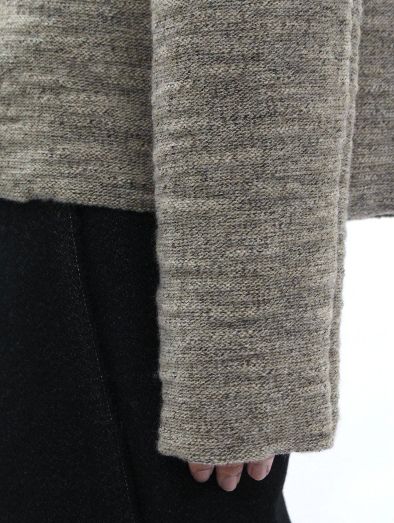 【25AW】ユニセックス ラウンド ネック ミッド フィット カーディガン / UNISEX ROUND NECK MID FIT CARDIGAN / グレイッシュ ブラウン