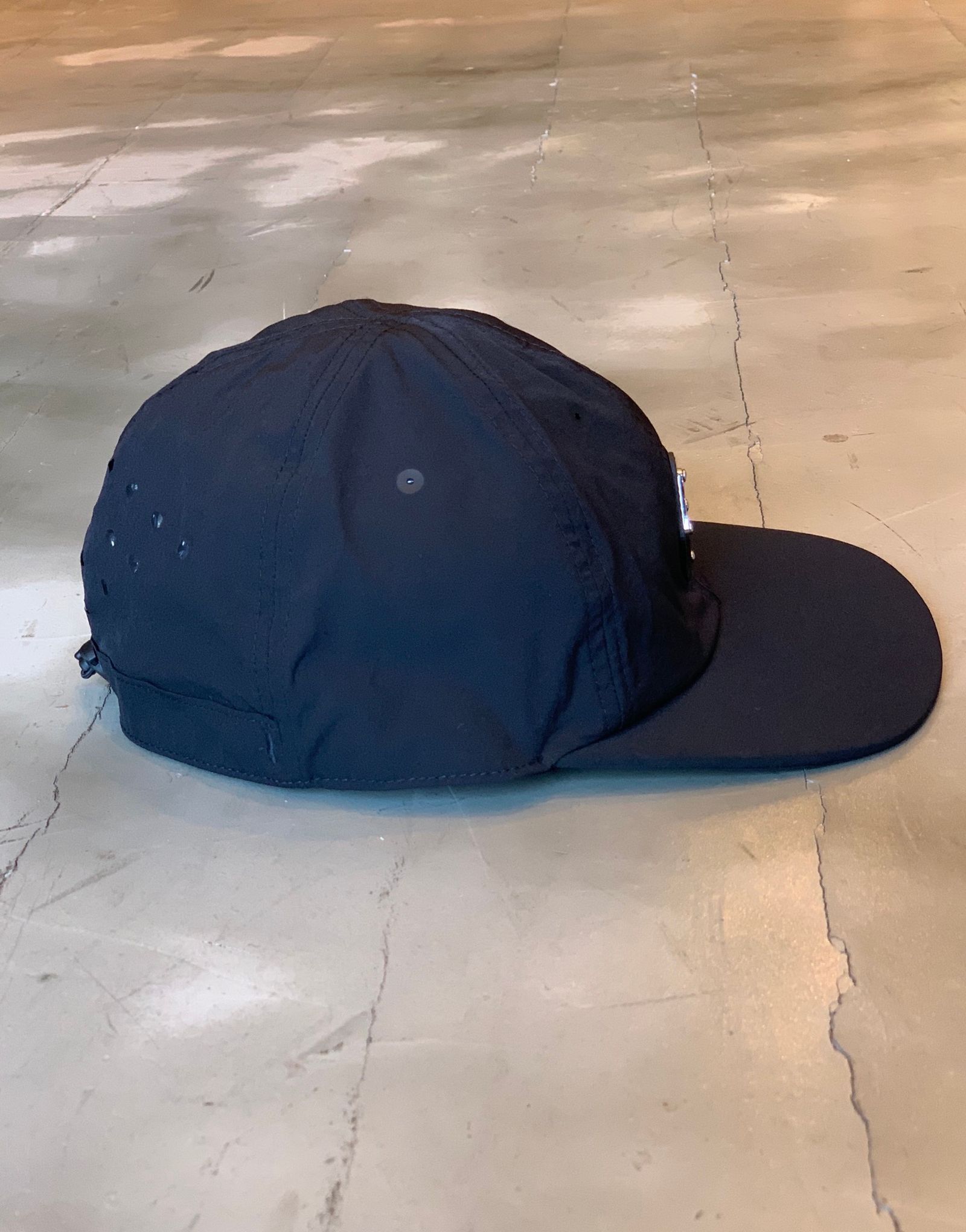 【20AW】パネルロゴ ストレートキャップ / Rhombus Badge Cap / ブラック × シルバー