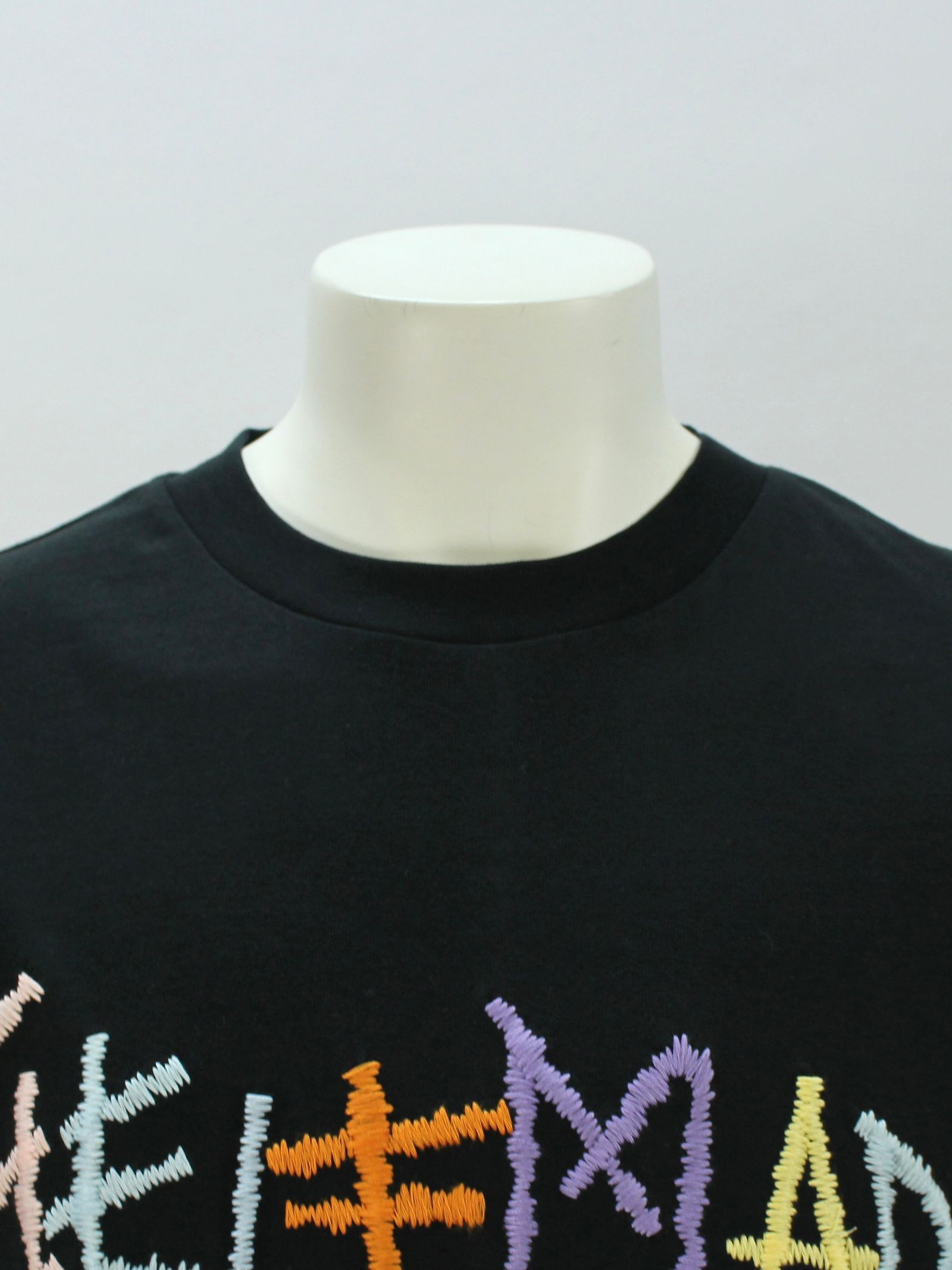 刺繍ロゴ Tシャツ / BLACK T-SHIRT WITH MULTICOLOR LOGO / ブラック × マルチ