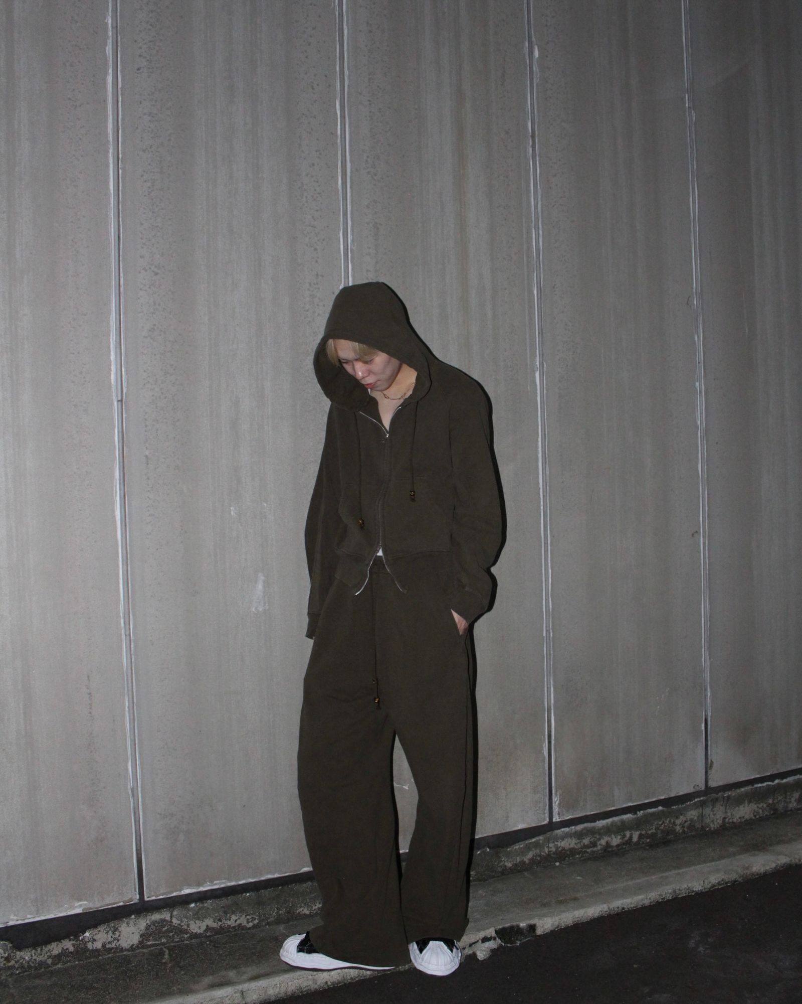 【24AW】パネルデザイン ジップアップ パーカー /  PANELLED ZIP UP HOODIE / MOSS(カーキ)