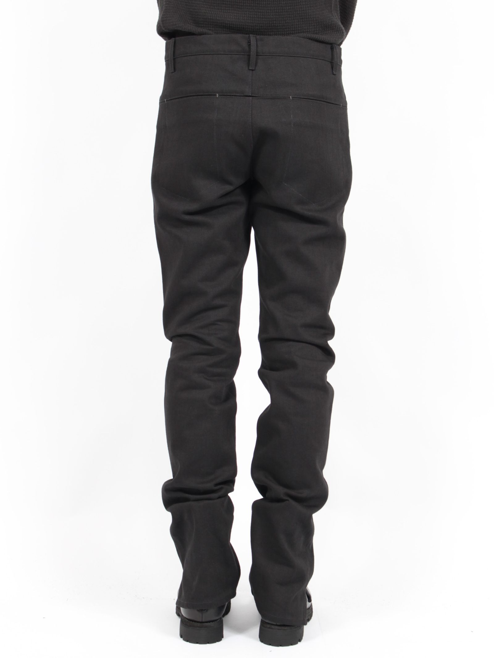 【24AW】バック スプリット フィッテッド デニム トラウザー / BACK SPLIT FITTED DENIM TROUSERS / オフブラック