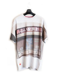 「妄想代理人」コラボ Tシャツ / 明るい家族計画 / グレー