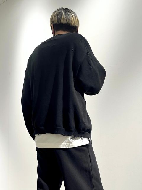 主張しすぎないさりげないデザインがポイント！ミハラヤスヒロカーディガンを用いた大人春コーデ