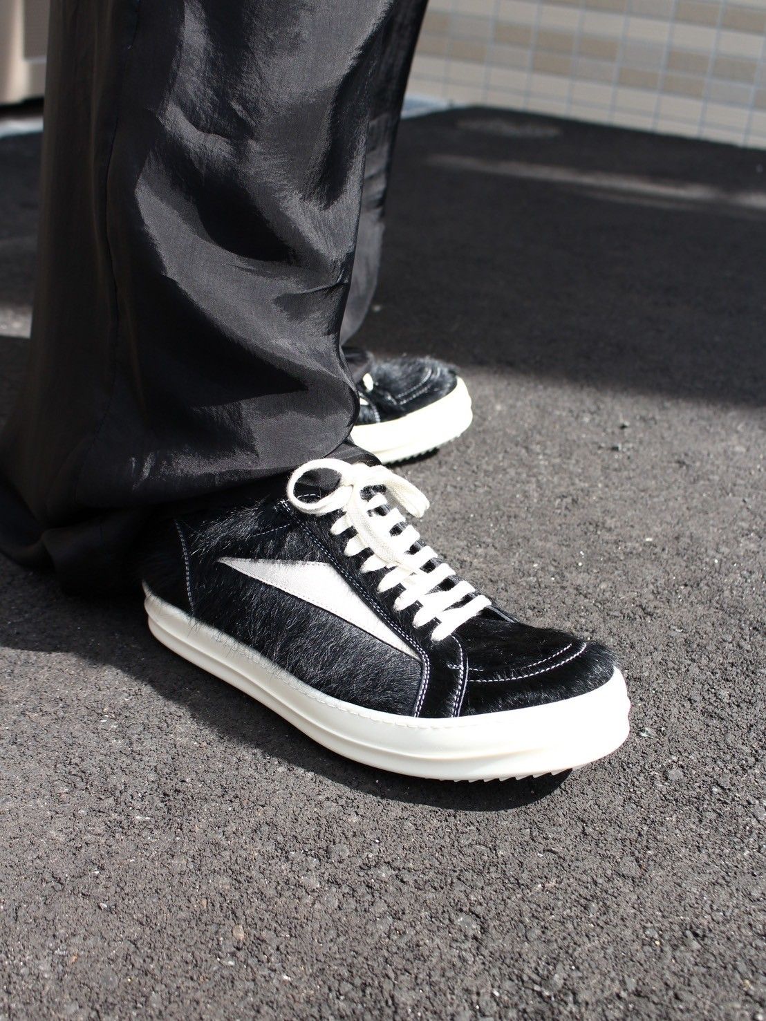 RICK OWENS - 【24SS】ヘアカーフレザー ヴィンテージ スニーカー / VINTAGE SNEAKS / ブラック × ホワイト |  STORY