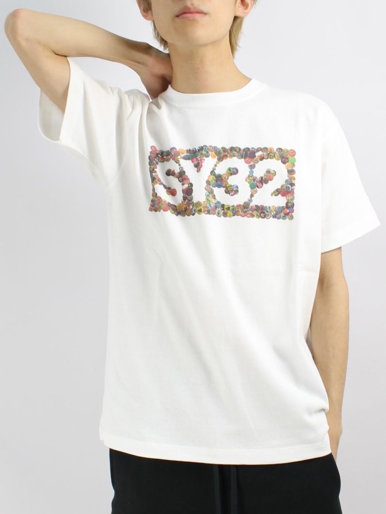 SY32 by SWEET YEARS - ピンバッジ ボックスロゴ Tシャツ / INK