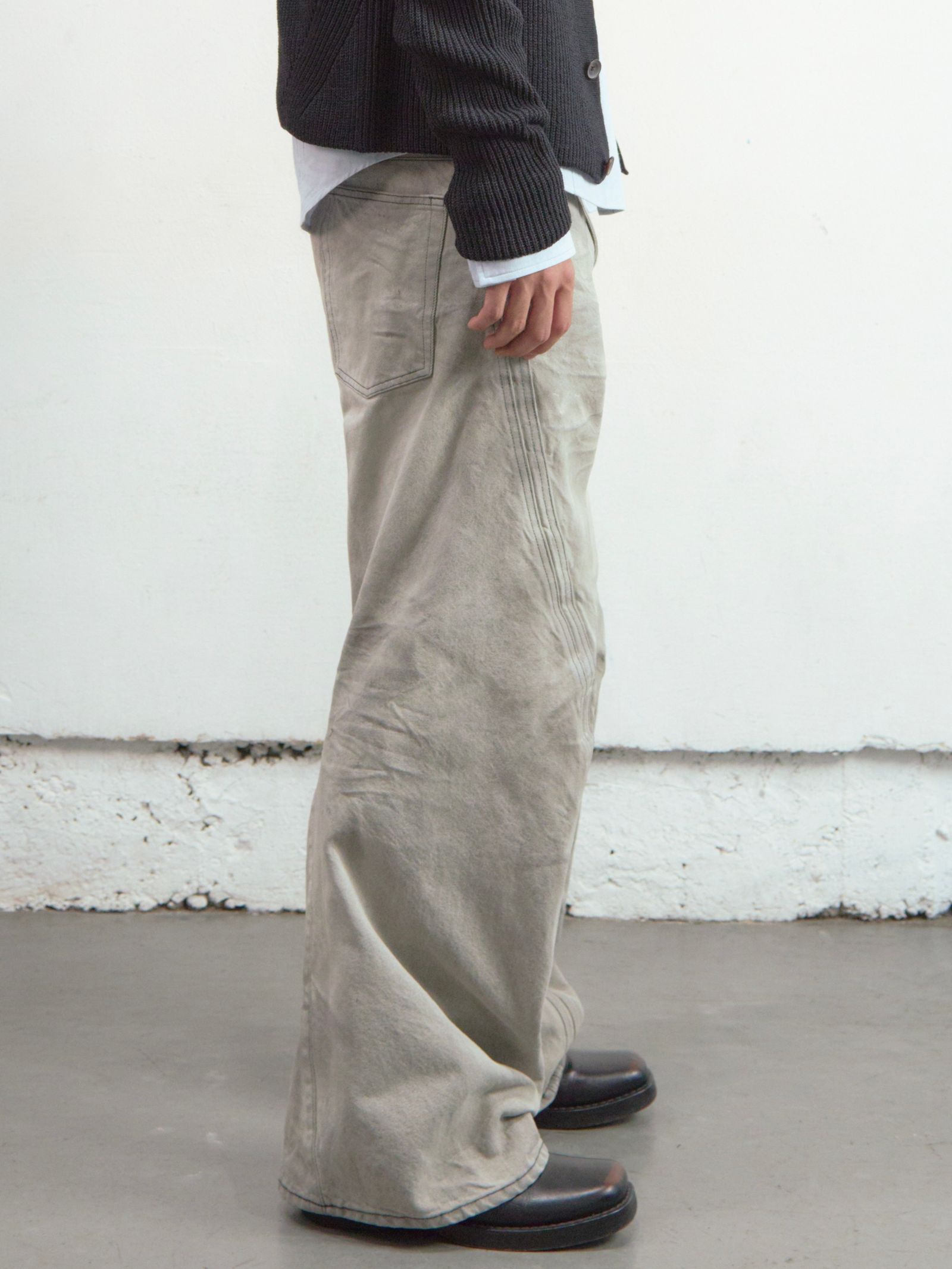 【26SS】 3D ツイステッド ワイド レッグ ジーンズ デニム パンツ / 3D TWISTED WIDE LEG JEANS / LIGHT FADED GREY (グレー)