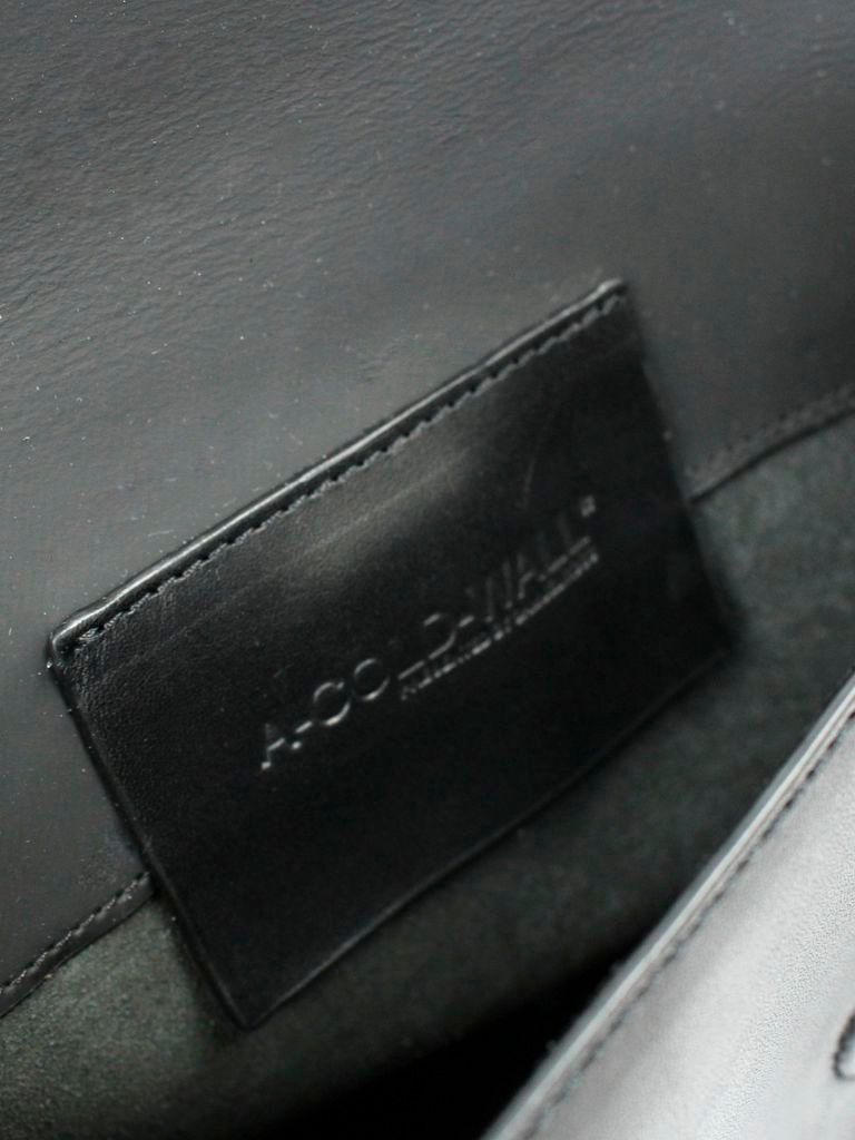 ロゴ レザー ショルダーバッグ / LEATHER UTILITY BAG / ブラック