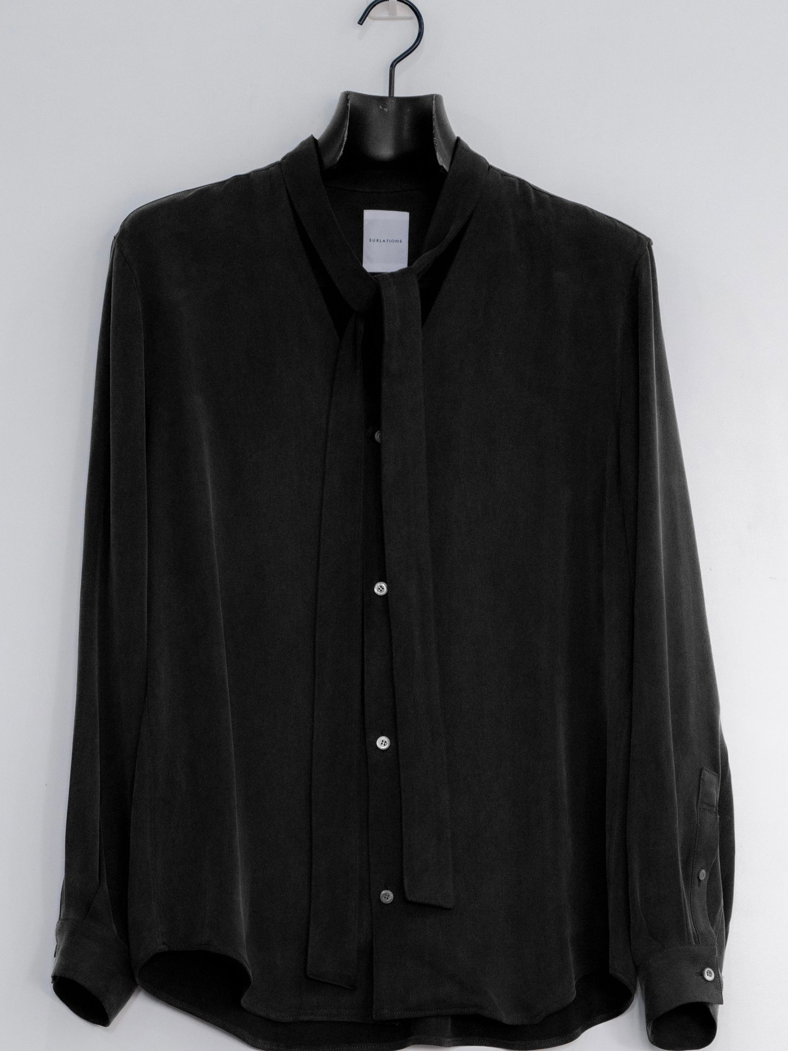 【26AW】Vネック ボウタイ ブラウス / V-NECK BOW TIE BLOUSE .16 / NOIR(ブラック)