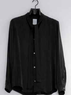 【26AW】Vネック ボウタイ ブラウス / V-NECK BOW TIE BLOUSE .16 / NOIR(ブラック)
