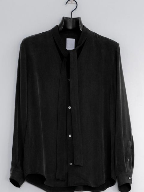 【26AW】Vネック ボウタイ ブラウス / V-NECK BOW TIE BLOUSE .16 / NOIR(ブラック)