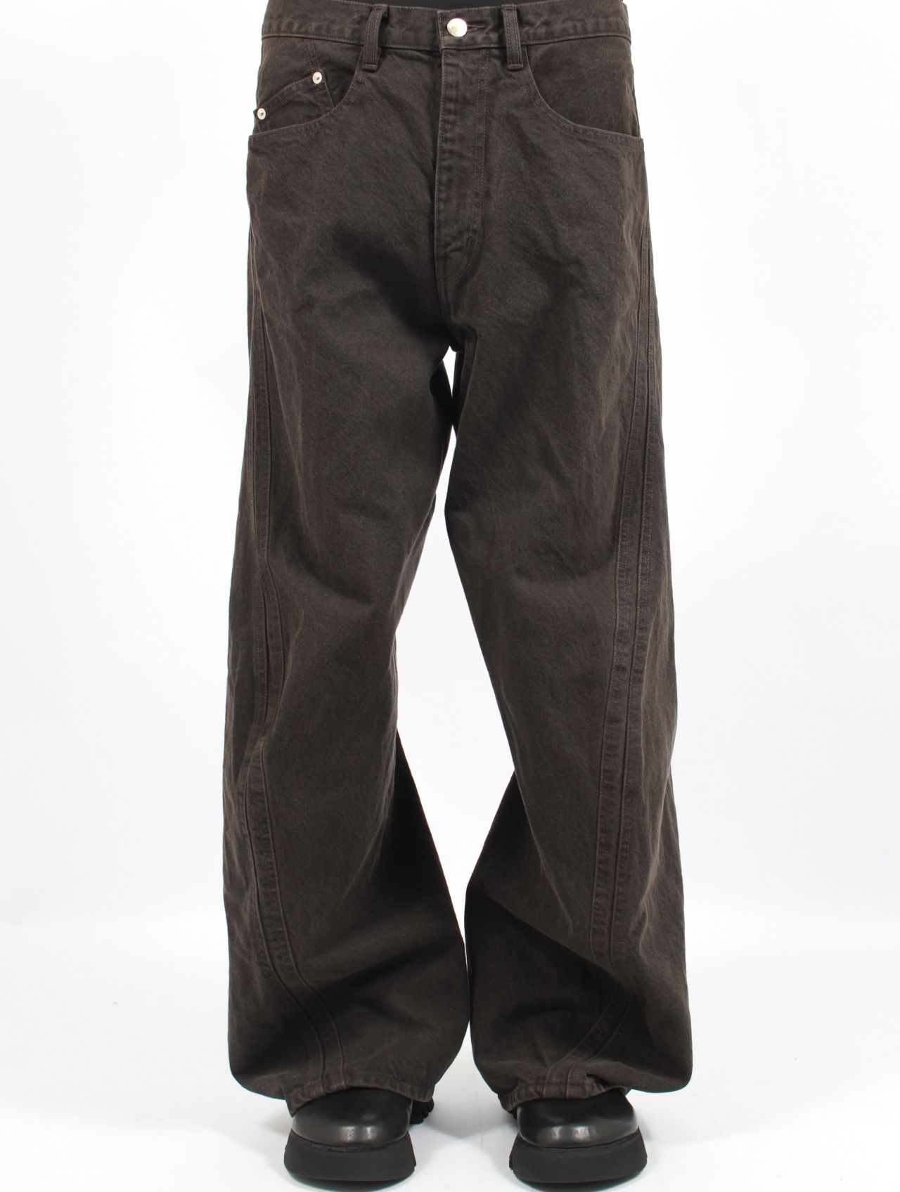 【25AW】 3D ツイステッド ワイド レッグ ジーンズ / 3D TWISTED WIDE LEG JEANS / DARK BROWN(ダーク ブラウン)