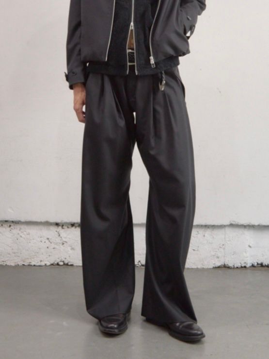 【26SS】 2タック カーブド レッグ トラウザー / 2TUCK CURVED LEG TROUSERS / BLACK(ブラック)