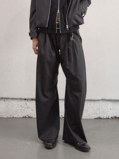 【26SS】 2タック カーブド レッグ トラウザー / 2TUCK CURVED LEG TROUSERS / BLACK(ブラック)