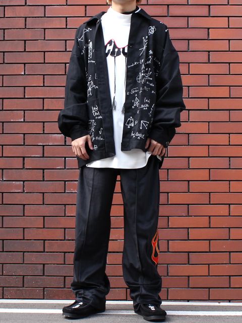 "学校"から着想を得たアイテムでスタイリングしたストリートカジュアルコーデ!