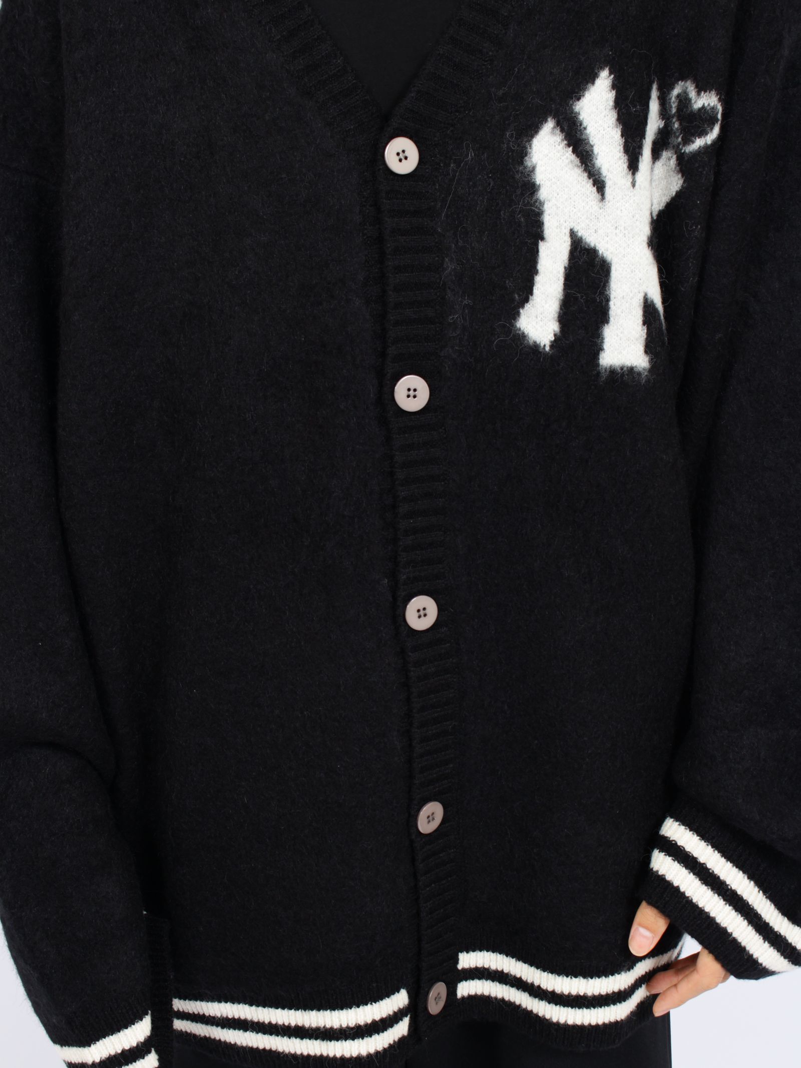 【26AW】ヤンキース ロゴ ニット カーディガン / YANKEES LOGO KNIT CARDIGAN / ブラック