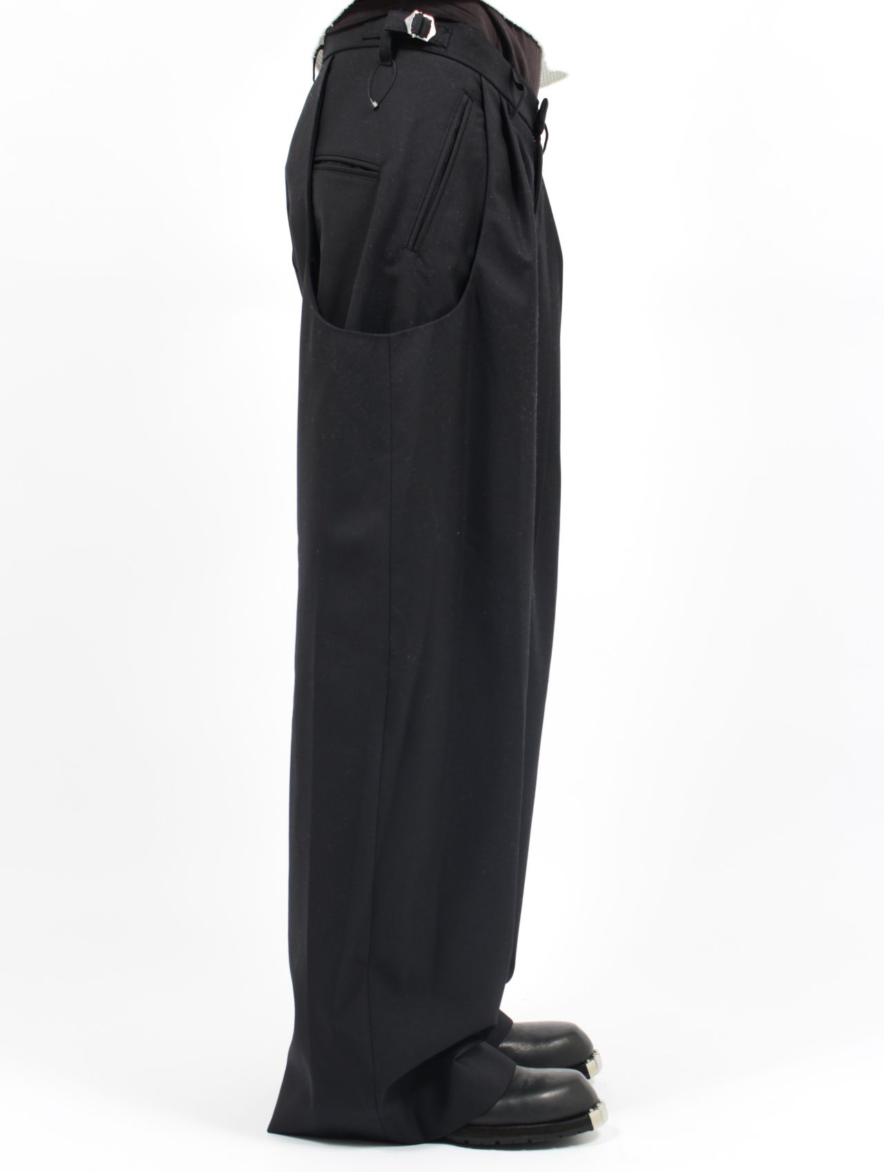 【25AW】 カーブド レッグ ユーティリティ トラウザーズ / CURVED LEG UTILITY TROUSERS / BLACK(ブラック)
