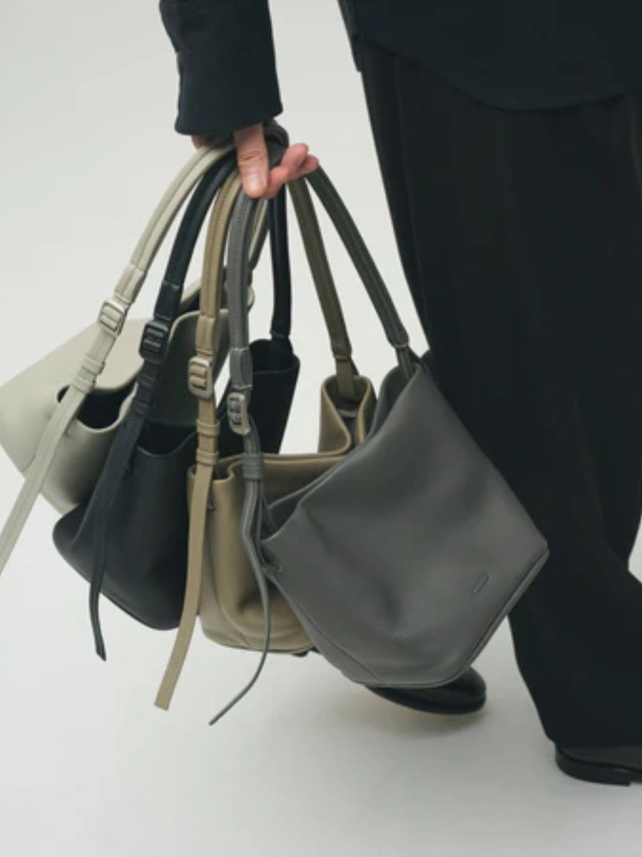 エッセンシャル デイリー レザー ホーボー ミニ / ESSENTIAL DAILY LEATHER HOBO SMALL / ブラック