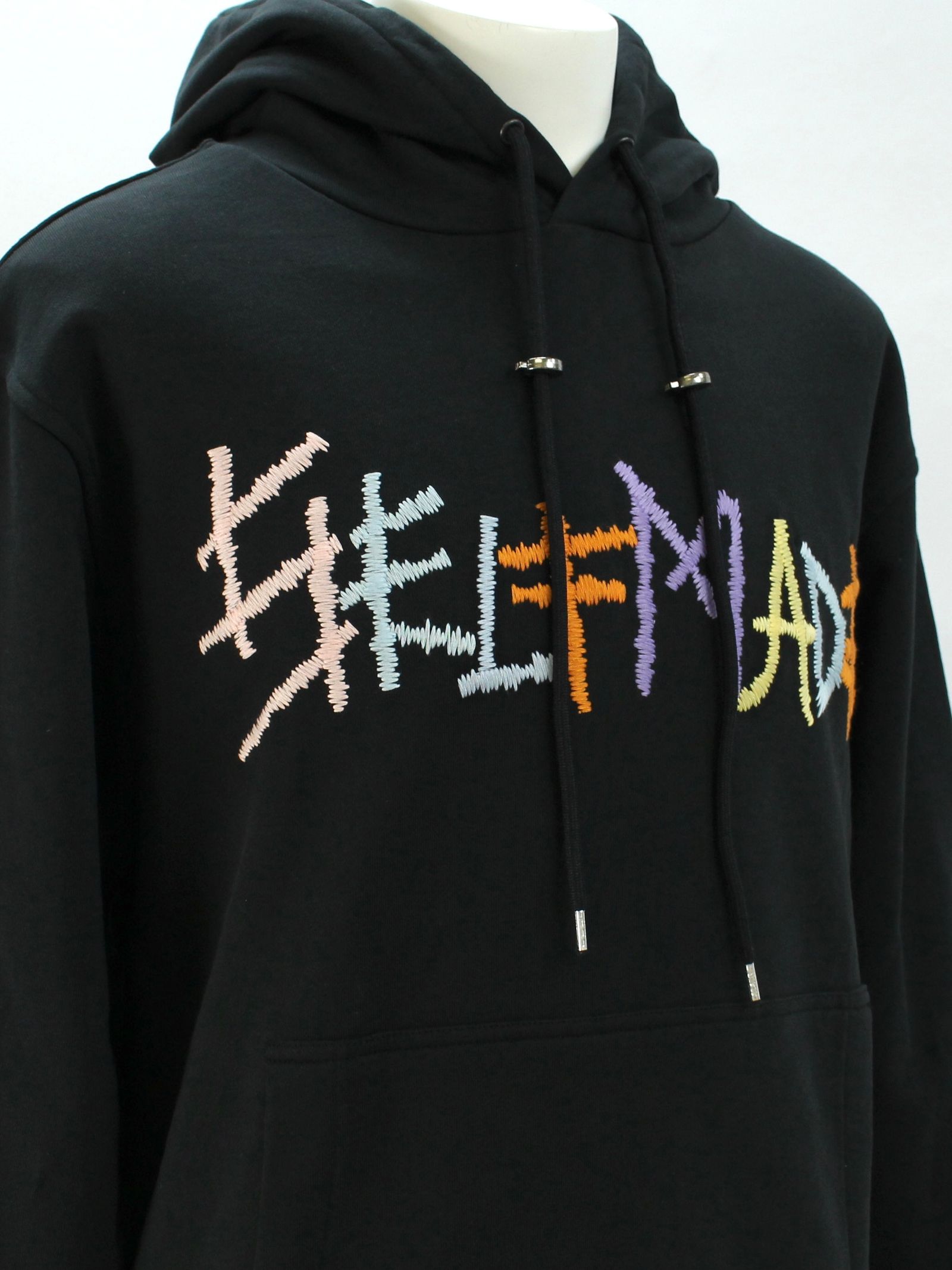 刺繍ロゴ フーディー / BLACK HOODIE WITH MULTICOLOR LOGO / ブラック × マルチ