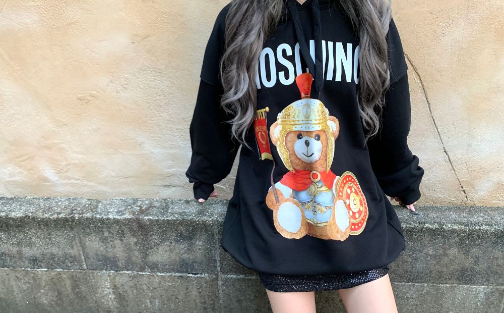 ”あやぱんださん着用” キュートさが魅力!【MOSCHINO】テディベアパーカーのご紹介です。